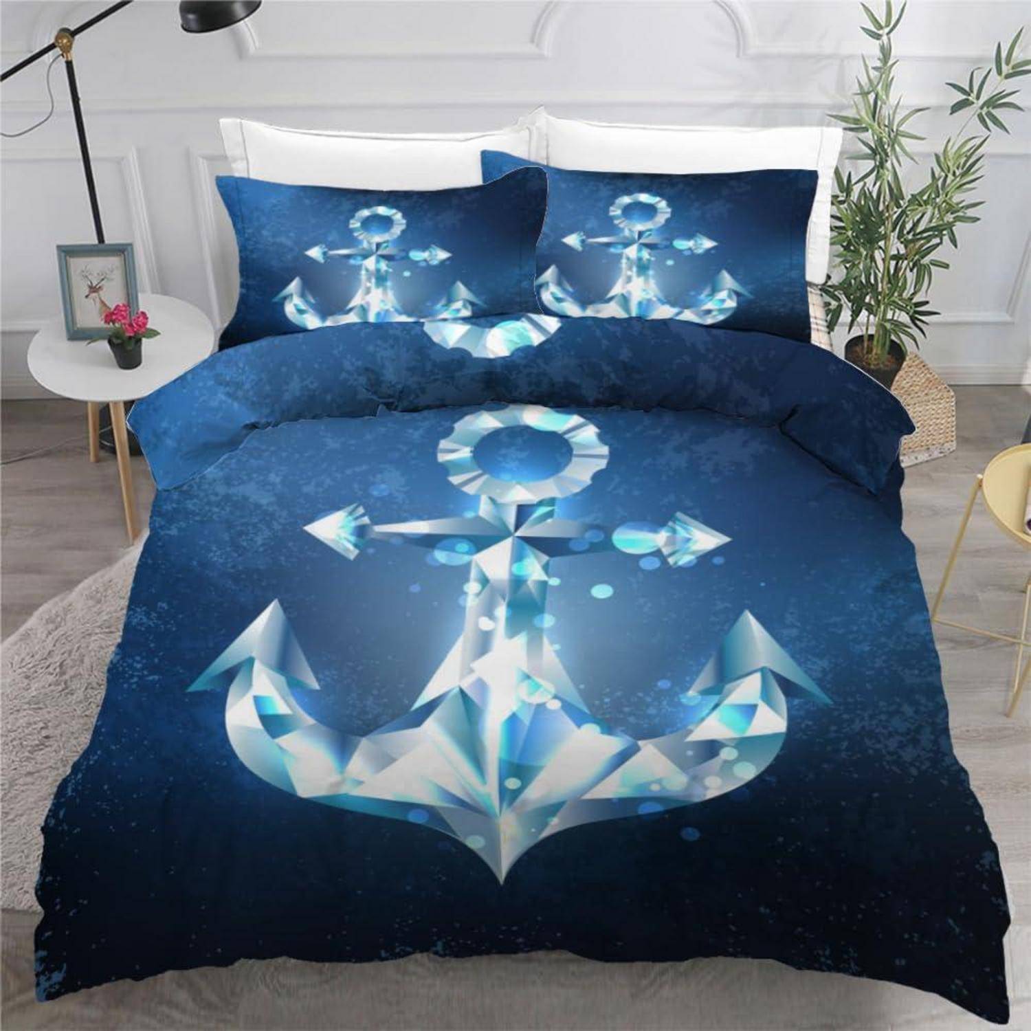 Blaues Bettwäscheset mit großem geometrischem Ankermotiv auf der Steppdecke und passenden Kissenbezügen, gezeigt auf einem ordentlich gemachten Bett.