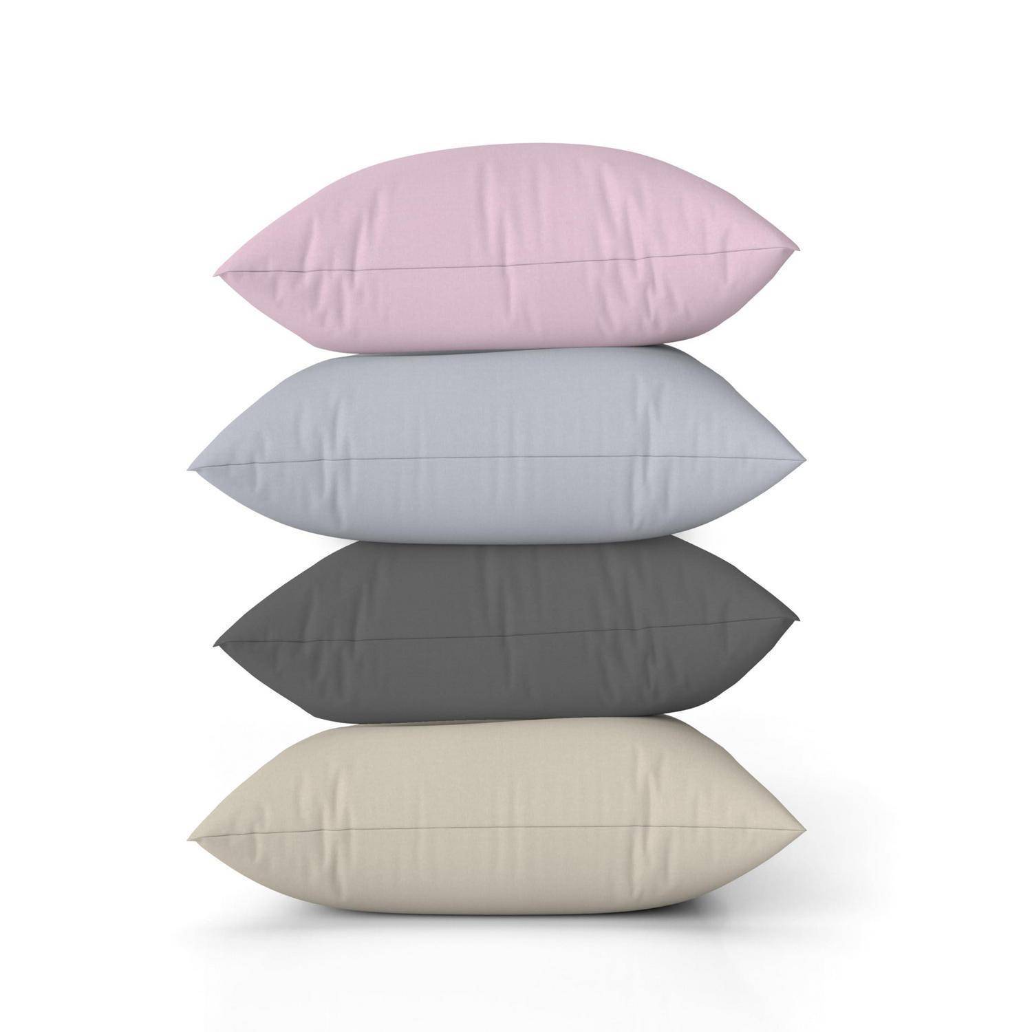 Stapel aus vier großen Kissen in Pastellrosa, Hellgrau, Dunkelgrau und Beige auf weißem Hintergrund.