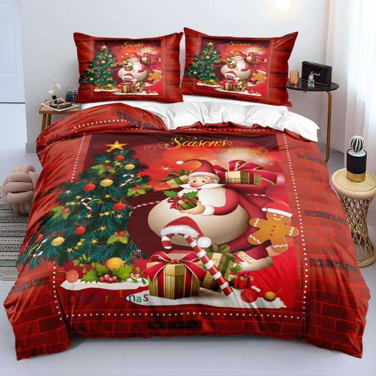 Rotes Weihnachtsbettwäsche-Set mit Weihnachtsmann, verziertem Weihnachtsbaum, Geschenken und Lebkuchen-Keks, gezeigt auf einem Bett mit passenden Kissenbezügen.
