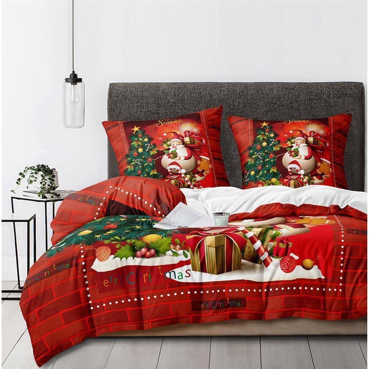 Weihnachtlich thematisiertes Bett mit roter Weihnachtsmann-Bettwäsche und passenden Kissenbezügen auf einem grau gepolsterten Kopfteil, mit einer kleinen Nachttischpflanze und einer hängenden Lampe.