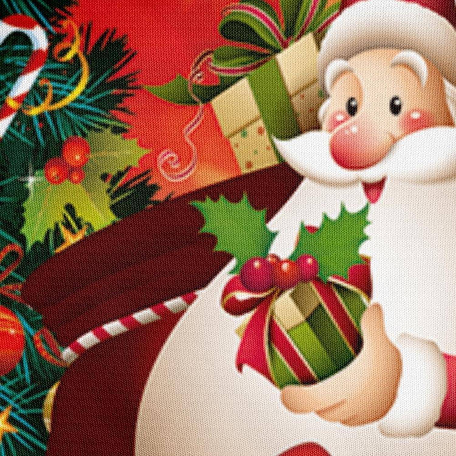 Lächelnder Weihnachtsmann hält ein verpacktes Weihnachtsgeschenk neben einem dekorierten Weihnachtsbaum mit Verzierungen vor rotem Hintergrund.