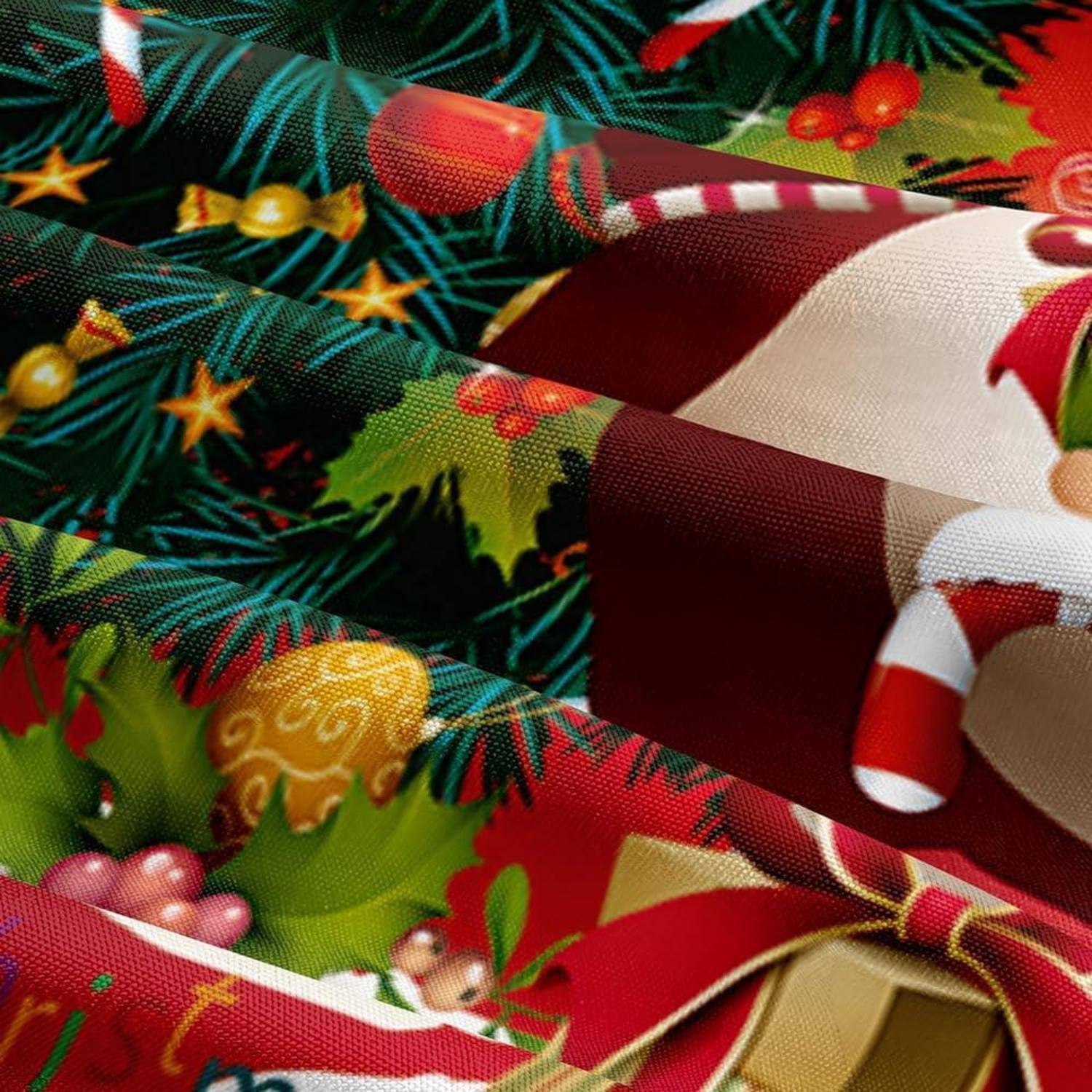 Nahaufnahme von farbenfrohem Weihnachtsgeschenkpapier und Feiertagsdekorationen, einschließlich Zuckerstangen, Kiefernzweigen, Stechpalme, Beeren und mit Schleifen versehenen Geschenken.