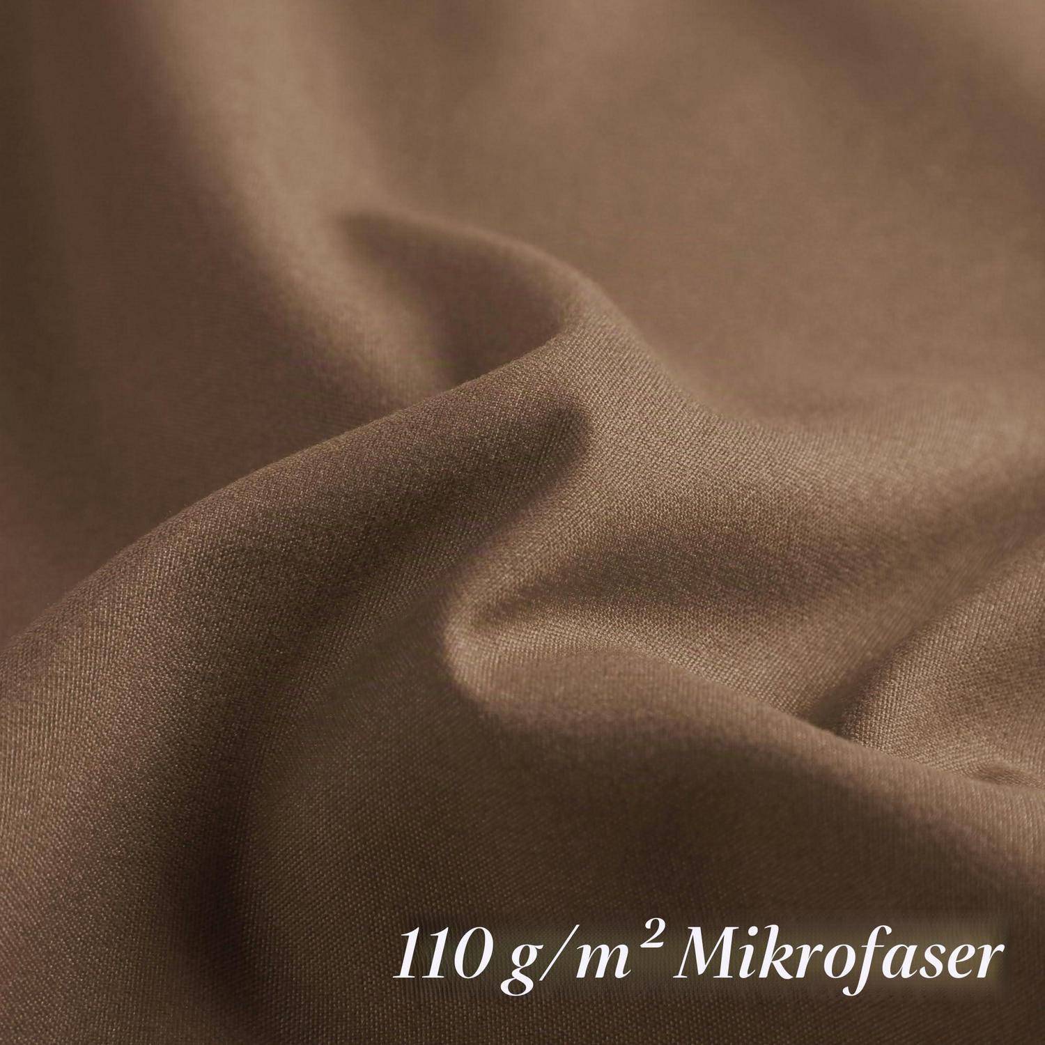 Nahaufnahme von braunem Mikrofaserstoff mit weichen Falten, beschriftet mit „110 g/m² Mikrofaser".