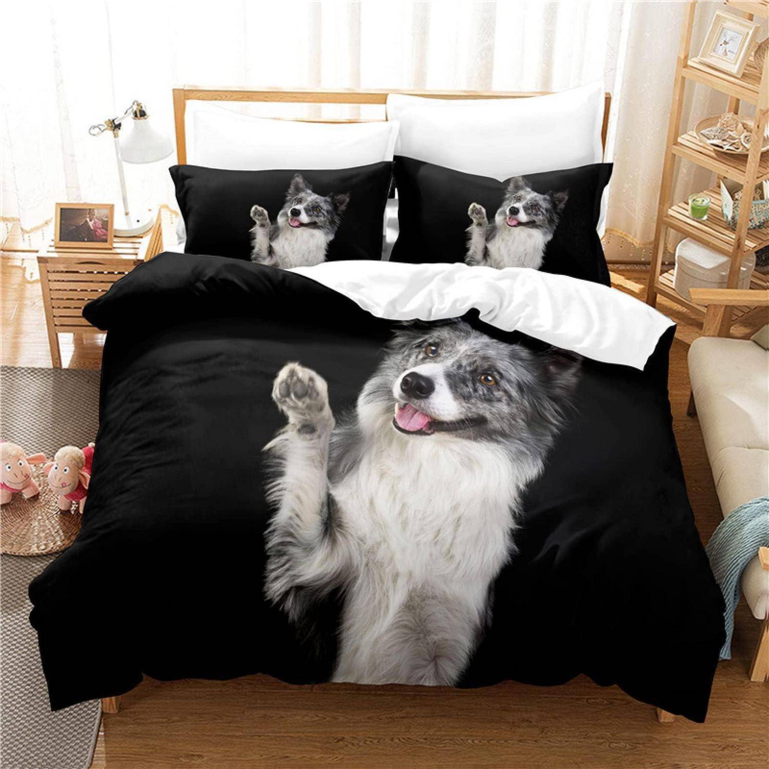Schwarzes Bettwäsche-Set mit einem lächelnden Hundemotiv auf der Bettdecke und Kissen in einem hellen Schlafzimmer.