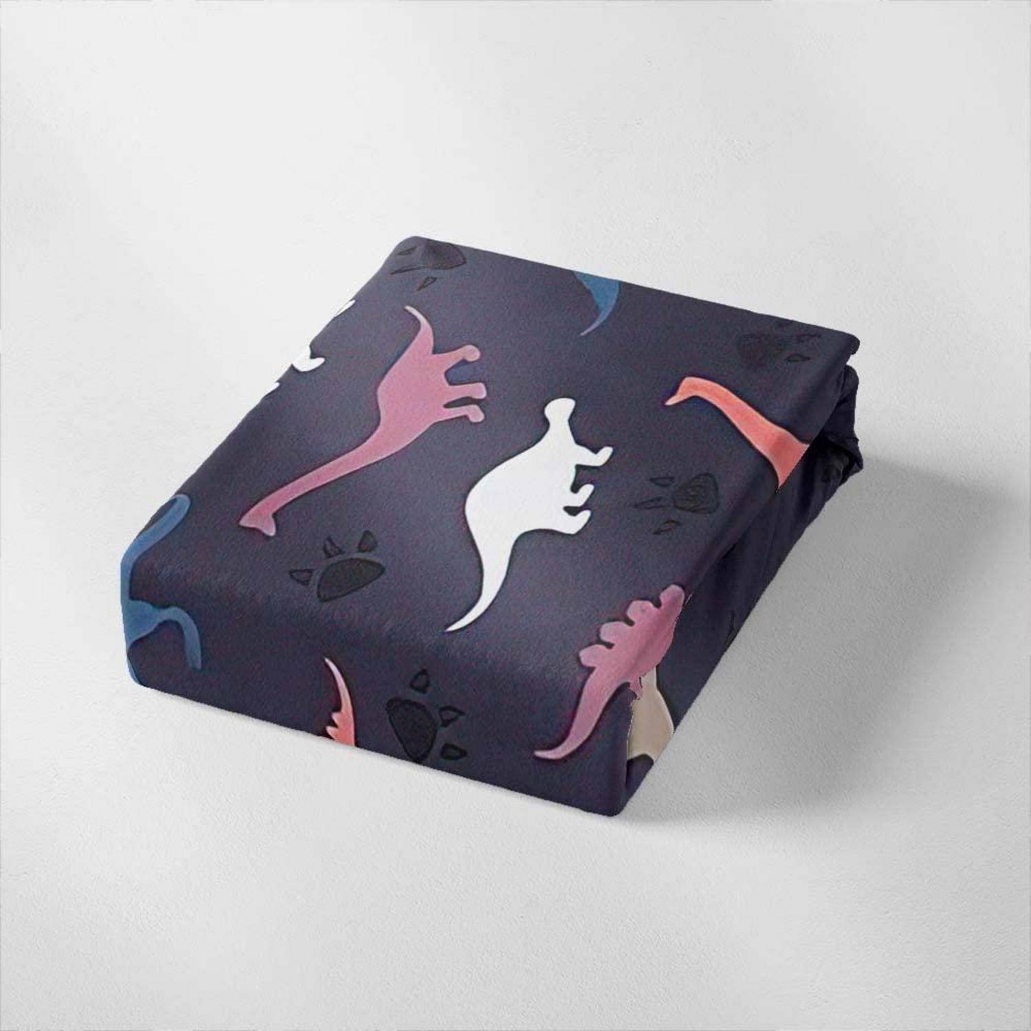 Gefalteter dunkler Stoff mit bunten Dinosaurier-Silhouetten auf weißem Hintergrund.