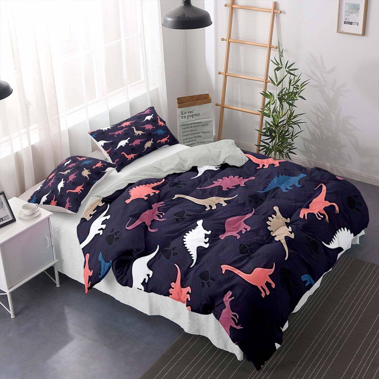 Ein Bett mit dunkler Dinosaurier-Bettdecke, passenden Kissen und einer weißen Decke in einem hellen, minimalistischen Schlafzimmer.