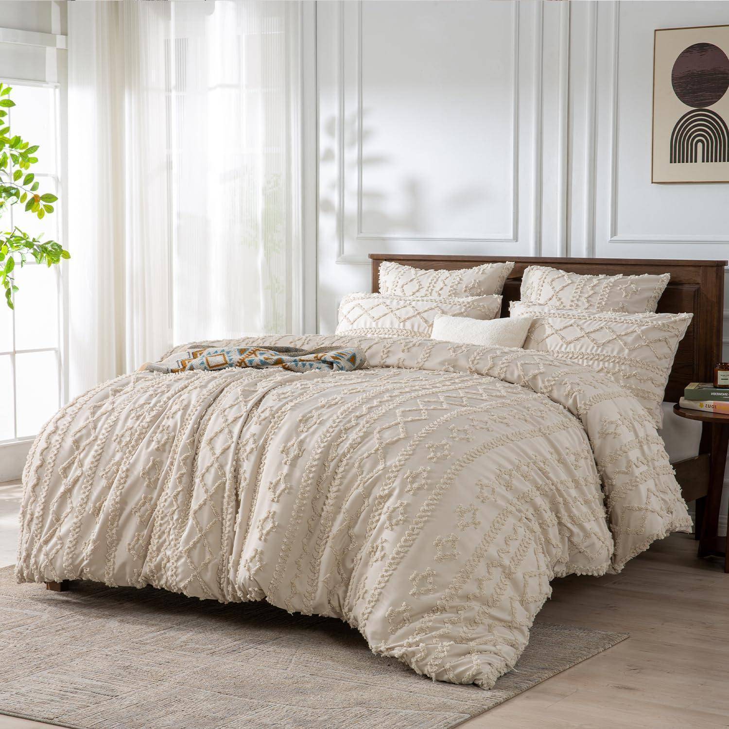 Ein ordentlich gemachtes Bett mit cremefarbenem, strukturiertem Bettzeug und Kissen in einem hellen, minimalistischen Schlafzimmer mit durchscheinenden Vorhängen, Holzboden, einer Pflanze und Wandkunst.