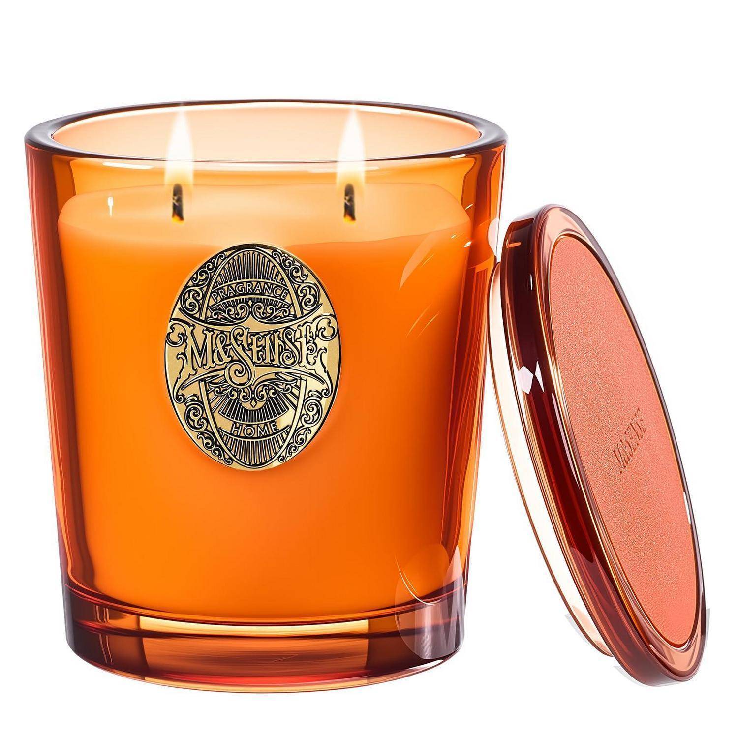 Orange Kerze mit zwei Dochten in einem Glaskrug mit dekorativem „M&S