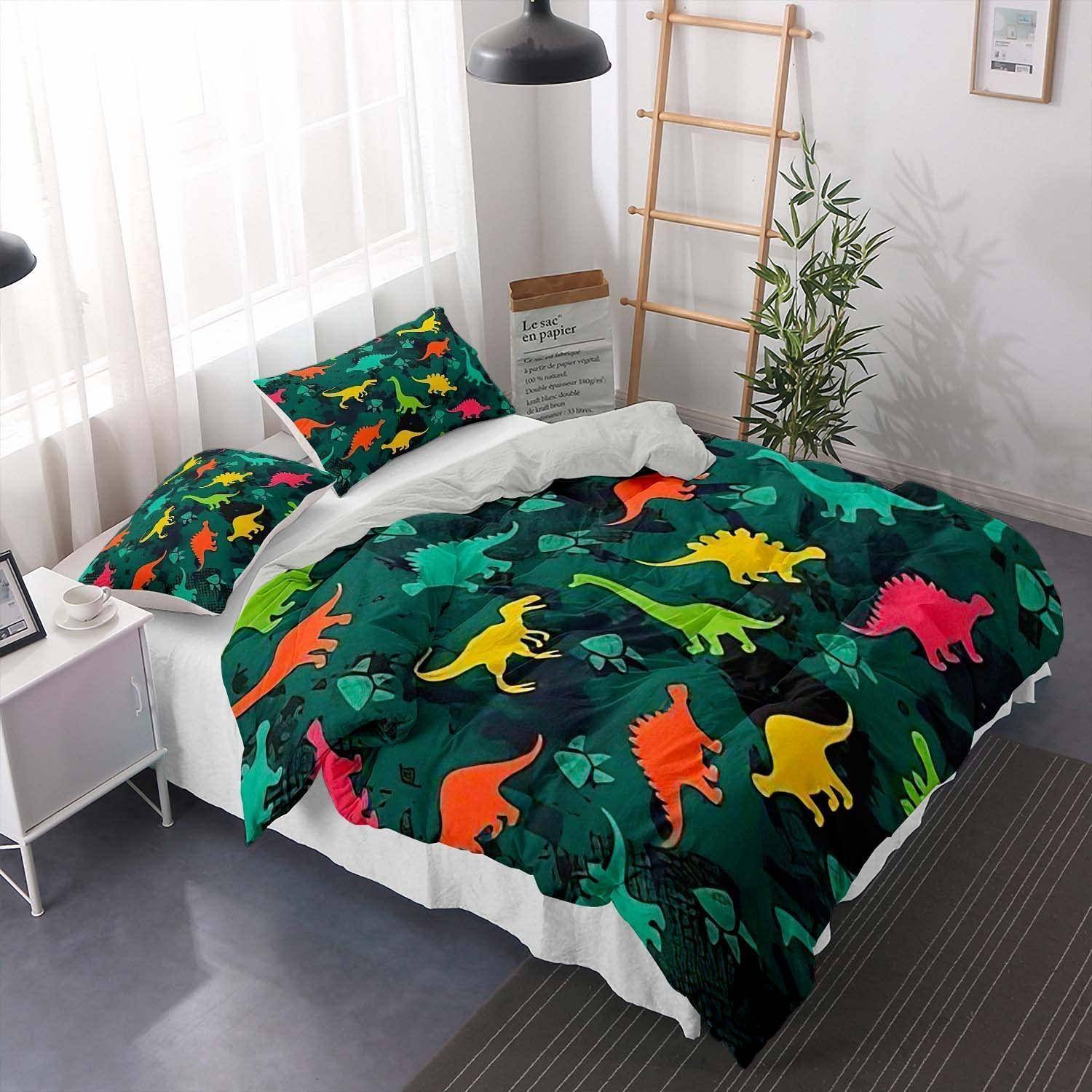 Ein Bett mit leuchtend bedruckter Dinosaurier-Bettwäsche und Kissen in einem modernen Schlafzimmer mit einer Lampe, einer Pflanze und einem Nachttisch.