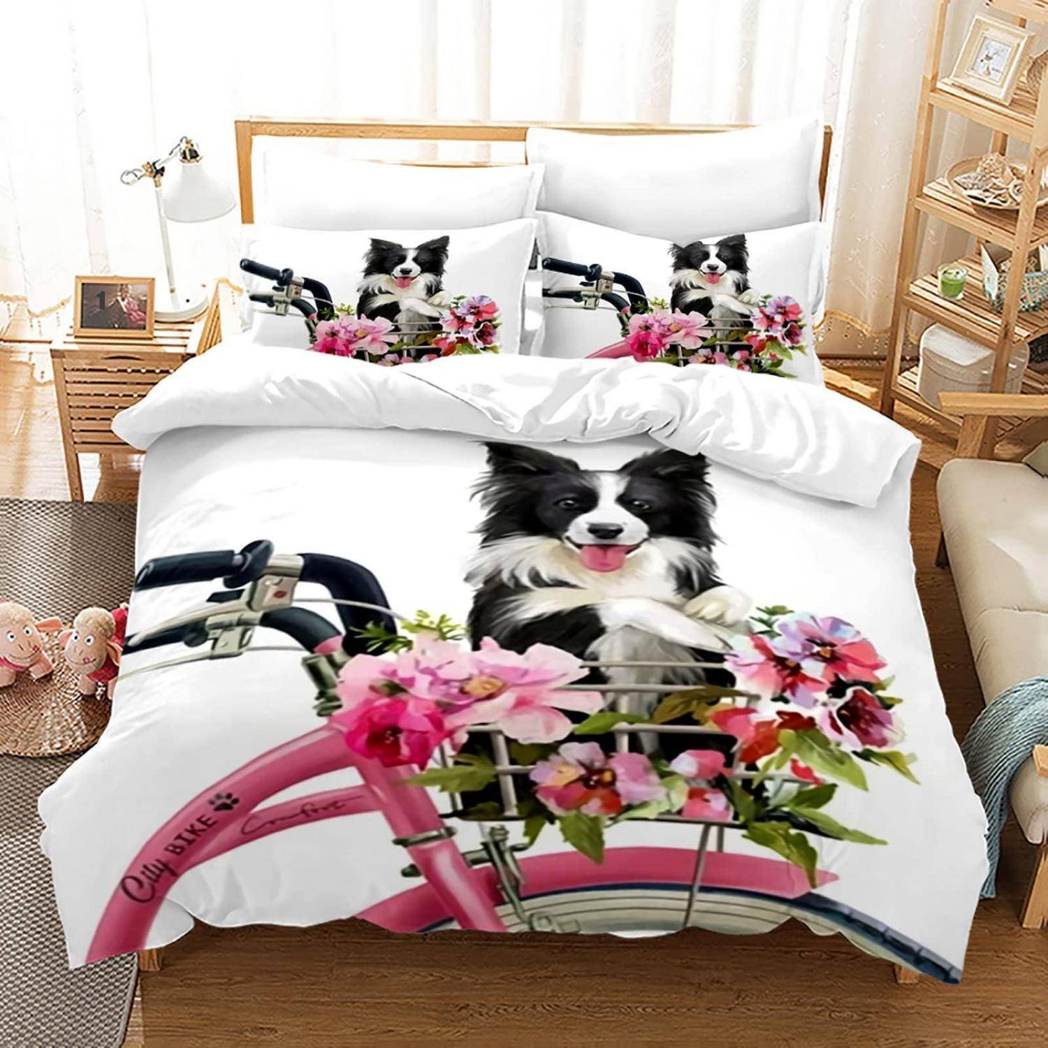 Bett mit weißer Bettwäsche bedruckt mit einem schwarzweißen Hund, der ein rosafarbenes, mit Blumen verziertes Fahrrad fährt, gezeigt in einem hellen Schlafzimmer.