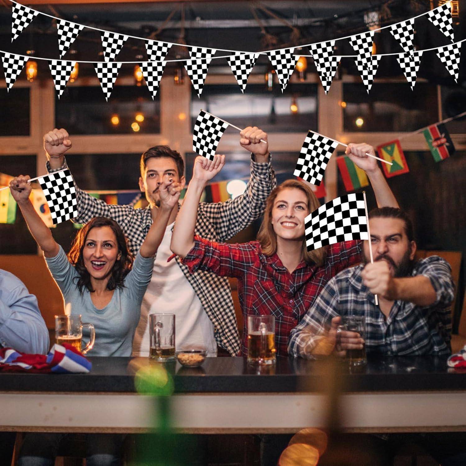 Freunde jubeln mit karierten Flaggen in einer Bar und feiern ein Autorennen oder Sportevent.