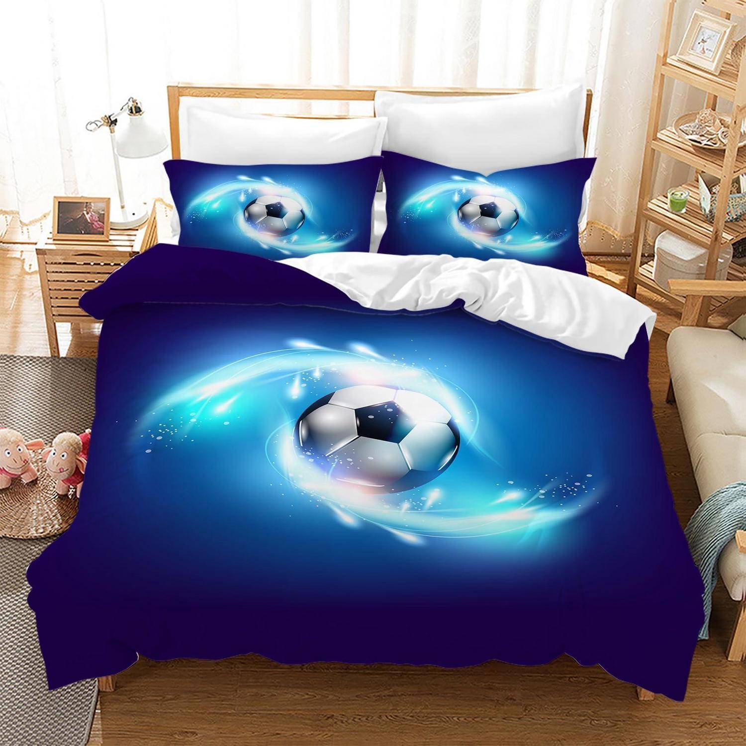 Bett mit blauem Fußball-Thema-Bettbezug und passenden Kissenbezügen in einem hellen Schlafzimmer