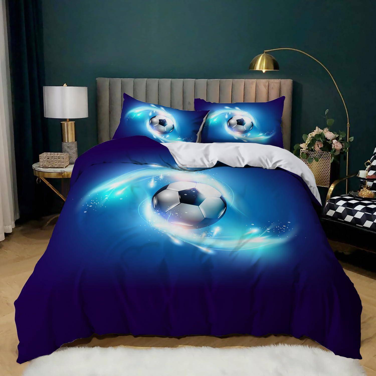 Bett mit blauem Fußball-Print-Bettdecke und passenden Kissen in einem modernen Schlafzimmer.
