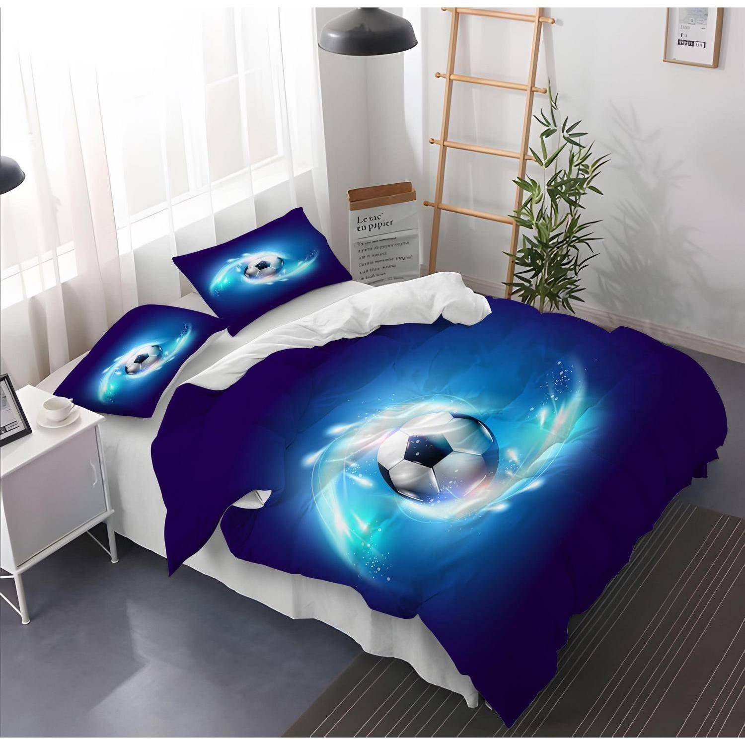 Schlafzimmer mit einer fußballthematischen blauen Bettwäsche und passenden Kissenbezügen mit einem leuchtenden Fußballdesign auf einem Bett.