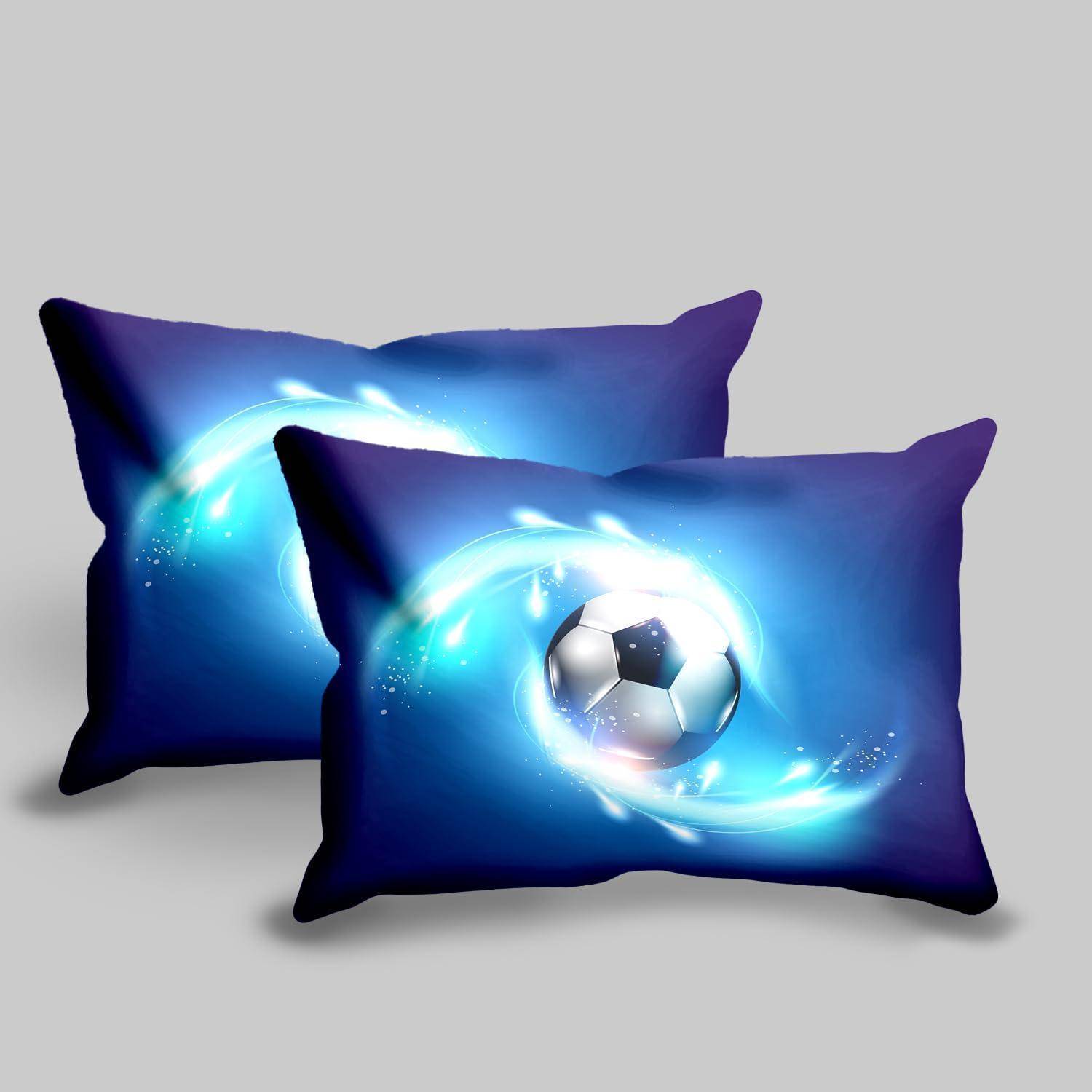 Zwei blaue rechteckige Kissen mit einer leuchtenden Fußballgrafik und wirbelndem Licht, auf einem einfachen grauen Hintergrund gezeigt.