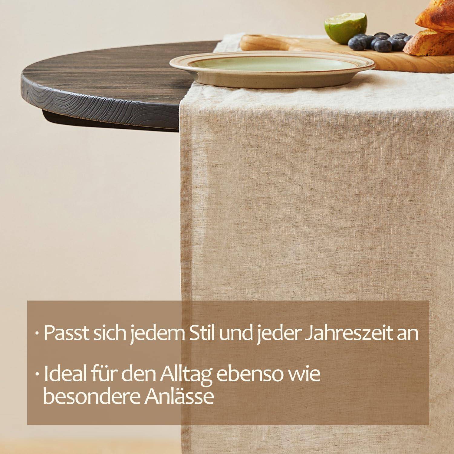 Ein Tisch mit beigem Tuch und Tellern, überlagert mit deutschem Text: „Passt sich jedem Stil und jeder Jahreszeit an" und „Ideal für den Alltag ebenso wie besondere Anlässe"".