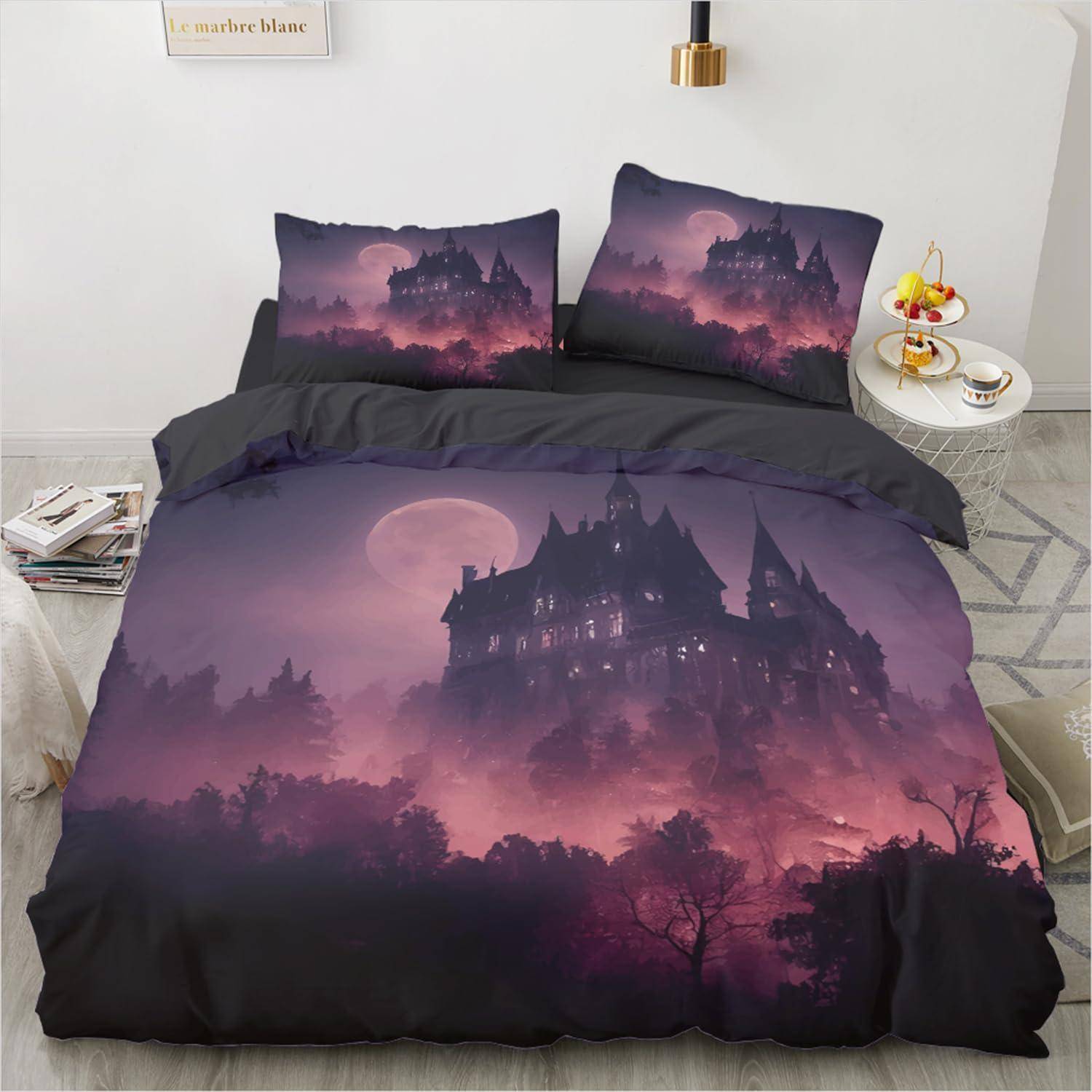Bett mit dunkelviolettem Schloss-in-der-Nacht-Bettwäsche-Set, bestehend aus zwei passenden Kissenbezügen und einem Bettdeckenbezug mit einer mondbeleuchteten Spukhausszene.