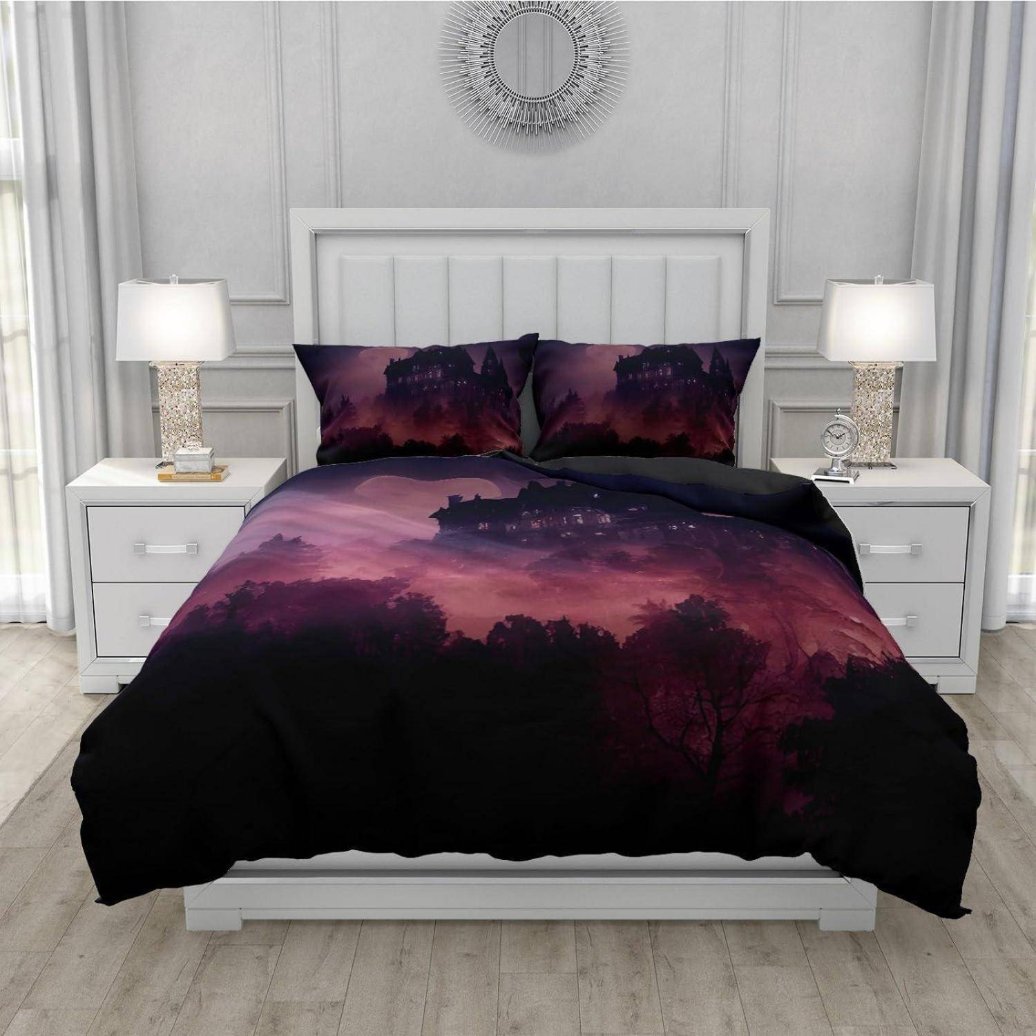 Bett mit violett-schwarzer Landschaftsdruck-Bettwäsche, zentriert zwischen zwei weißen Nachttischen mit passenden Lampen in einem modernen Schlafzimmer.