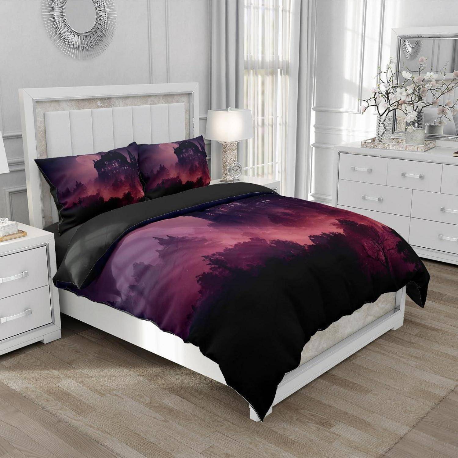 Schlafzimmer in Weiß mit einem gemachtem Bett, das mit violett und schwarzer Waldprint-Bettwäsche bezogen ist, flankiert von Nachttischen und einer Kommode mit Spiegel.