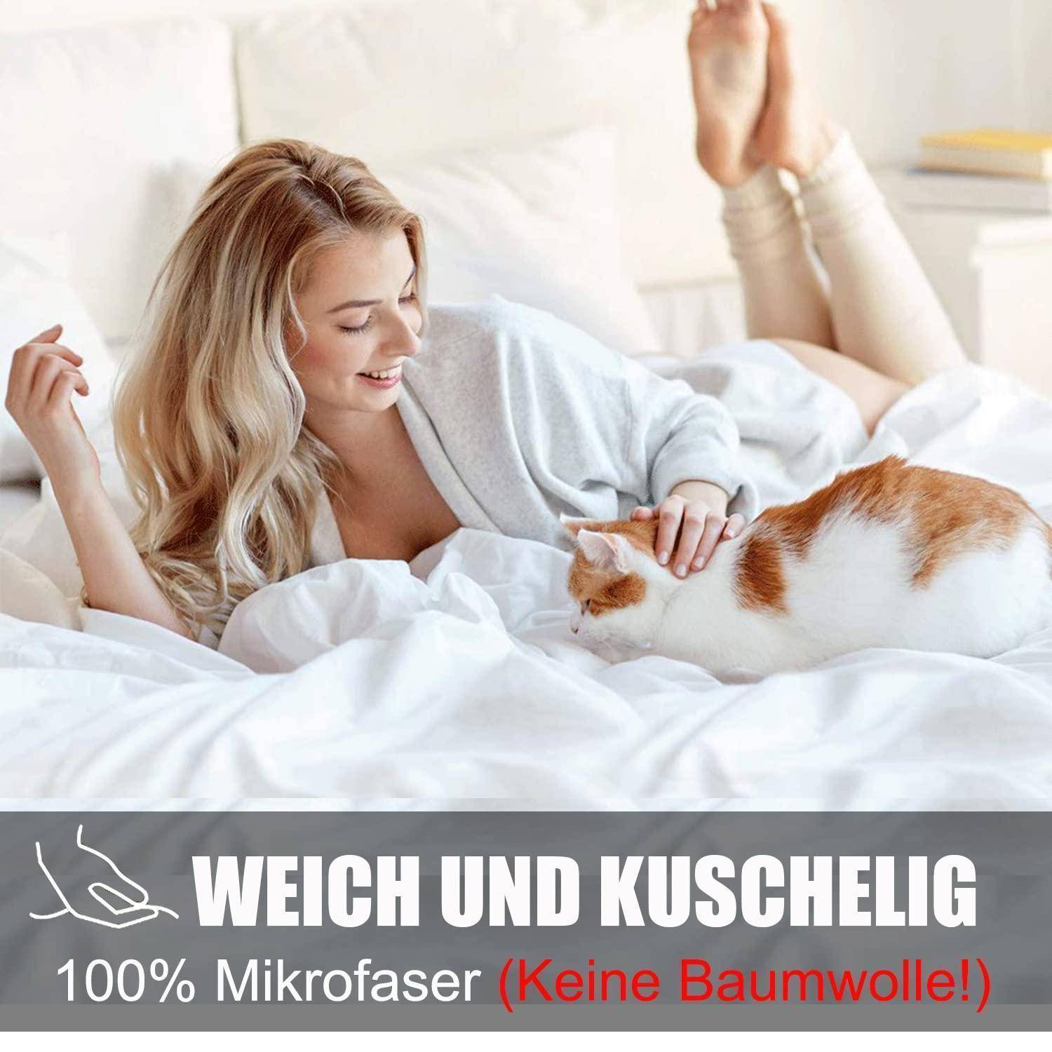 Frau liegt auf einem Bett und streichelt eine Katze; Text darunter lautet „WEICH UND KUSCHELIG" und „100% Mikrofaser (Keine Baumwolle!)"