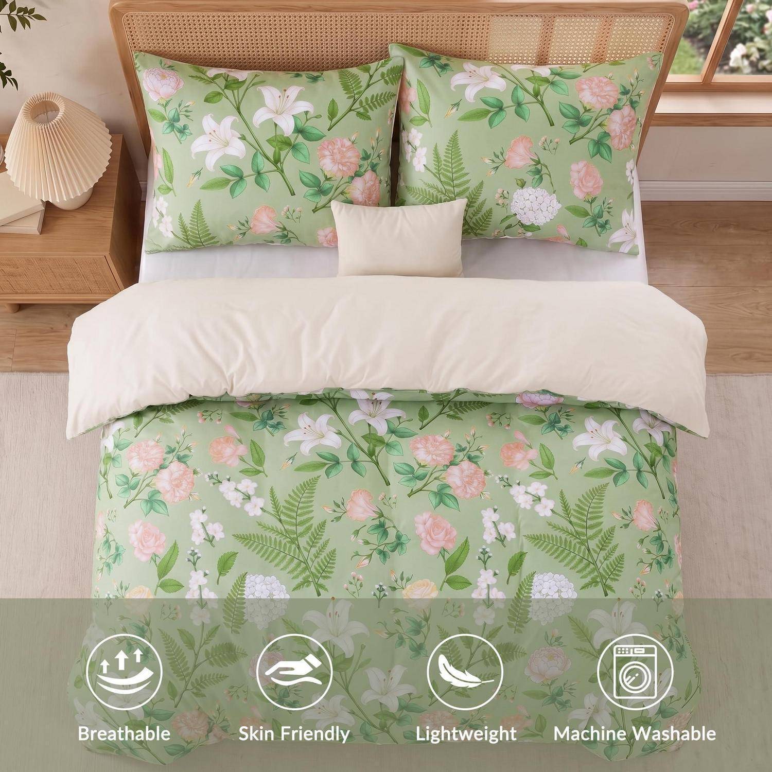 Blumiges grünes Bettwäscheset mit passenden Kissenbezügen und Bettdeckenbezug, gezeigt in einem Schlafzimmer, mit Beschriftungen: "Atmungsaktiv"", ""hautfreundlich"", ""leicht"", ""Maschinenwäsche"".