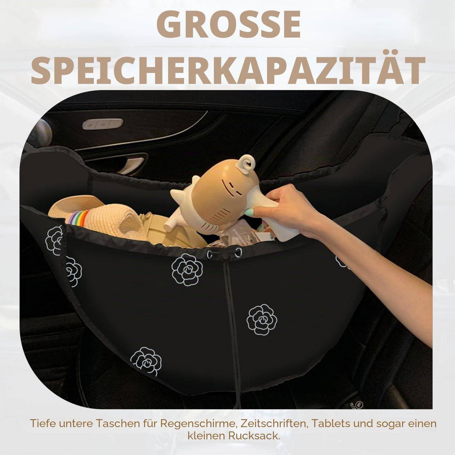 Schwarzer Kofferraum-Organizer mit Blumenmuster, zeigt ein Spielzeug und eine Hand, beschriftet mit „GROSSE SPEICHERKAPAZITÄT" und Text über tiefe Taschen für Regenschirme, Magazine, Tablets und einen kleinen Rucksack.