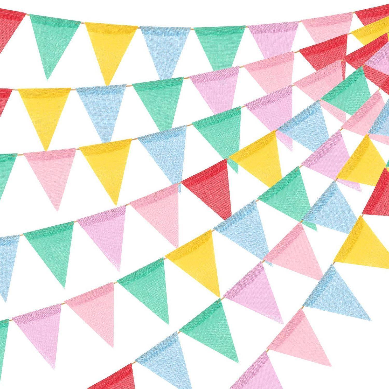Bunte Girlanden aus pastellfarbigen dreieckigen Flaggen diagonal über einen weißen Hintergrund gespannt.