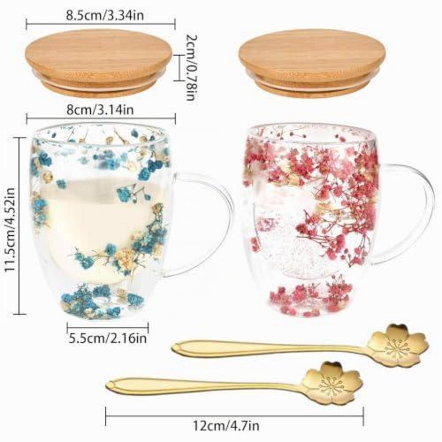 Produktabbildung von zwei klaren Blumen-Glastassen mit Holzdeckeln und goldfarbenen blütenförmigen Löffeln, gezeigt mit Größenmessungen.