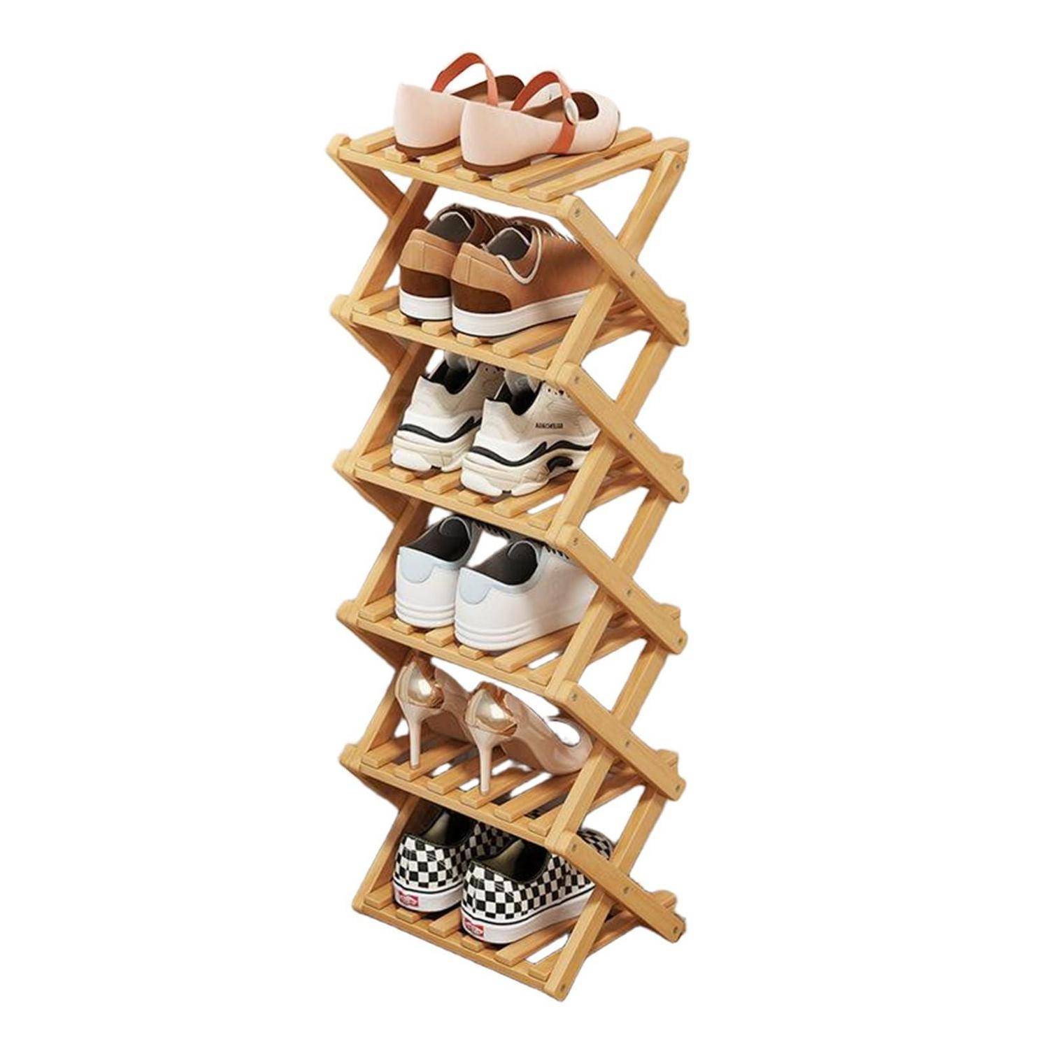 Zusammenklappbares Schuhgestell aus Holz, das mehrere Paar Schuhe hält, darunter Absätze, Sneaker und karierte Slipper, auf weißem Hintergrund.