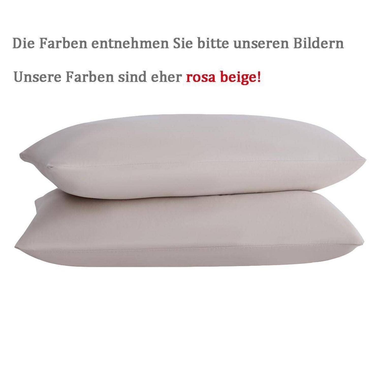 Zwei beige Kissenbezüge gestapelt, mit deutscher Notiz, dass die Farben eher rosa-beige sind als im Bild dargestellt.