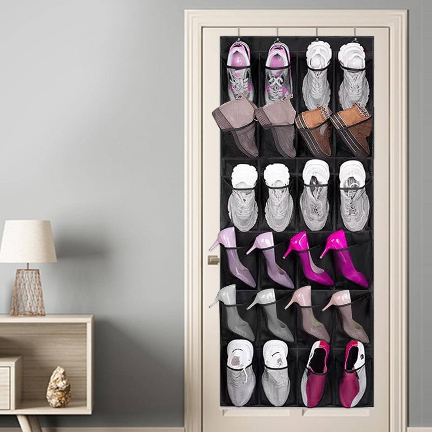 Über-der-Tür hängender Schuhorganizer gefüllt mit Schuhpaaren in einem Schlafzimmer, das vertikale Lagerung und platzsparende Nutzung zeigt.