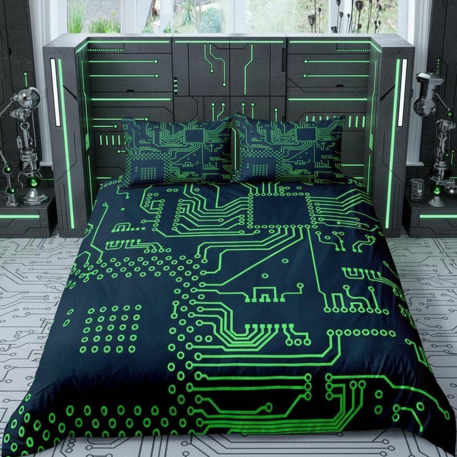 Ein schwarzes Bettwäscheset mit neongrünem Schaltkreismuster, einschließlich passender Kissenbezüge und Kopfteiltafeln in einem technisch gestalteten Schlafzimmer.