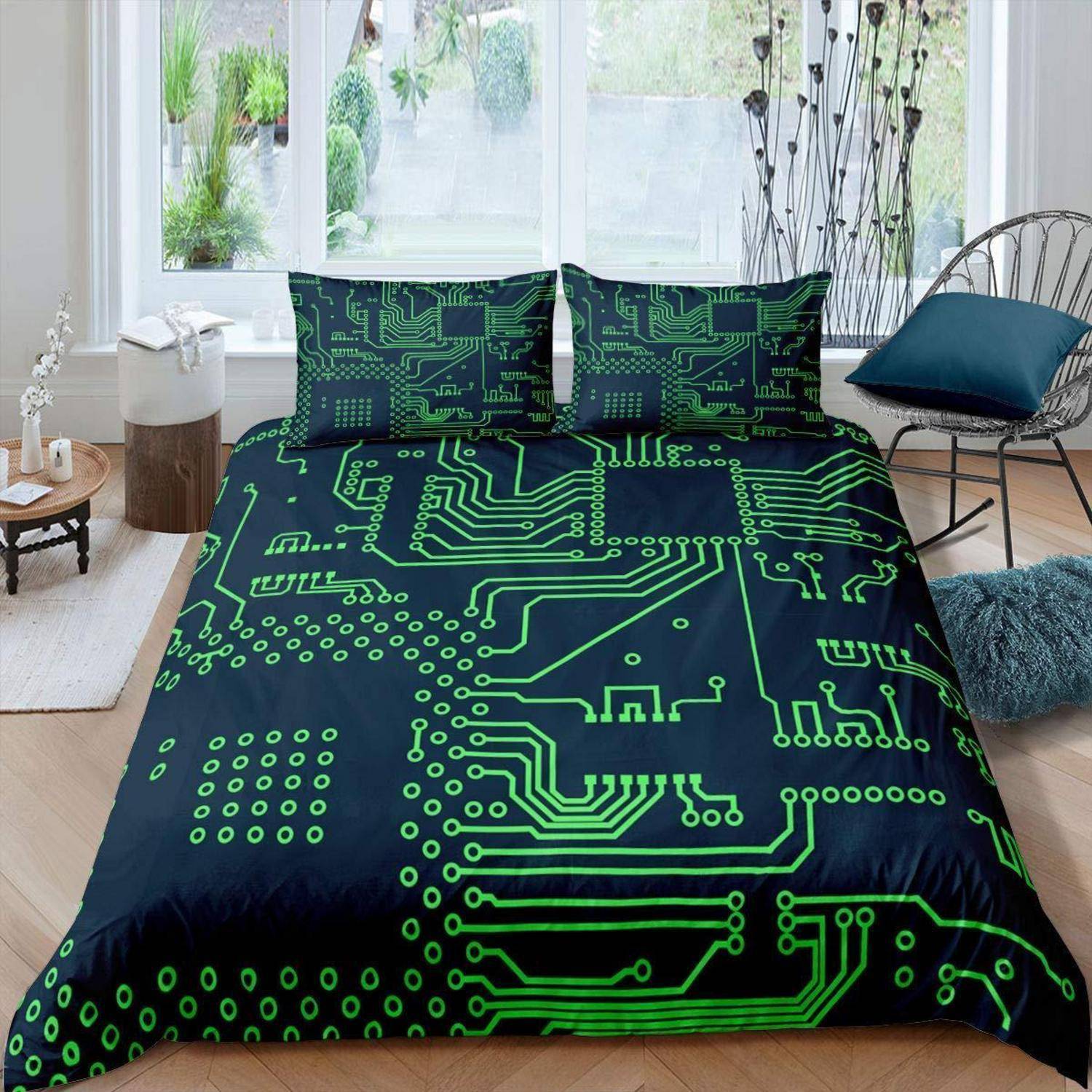 Ein Bett mit schwarzer Bettwäsche, bedruckt mit leuchtend grünen Leiterplattenmuster, gezeigt in einem modernen, sonnendurchfluteten Schlafzimmer.