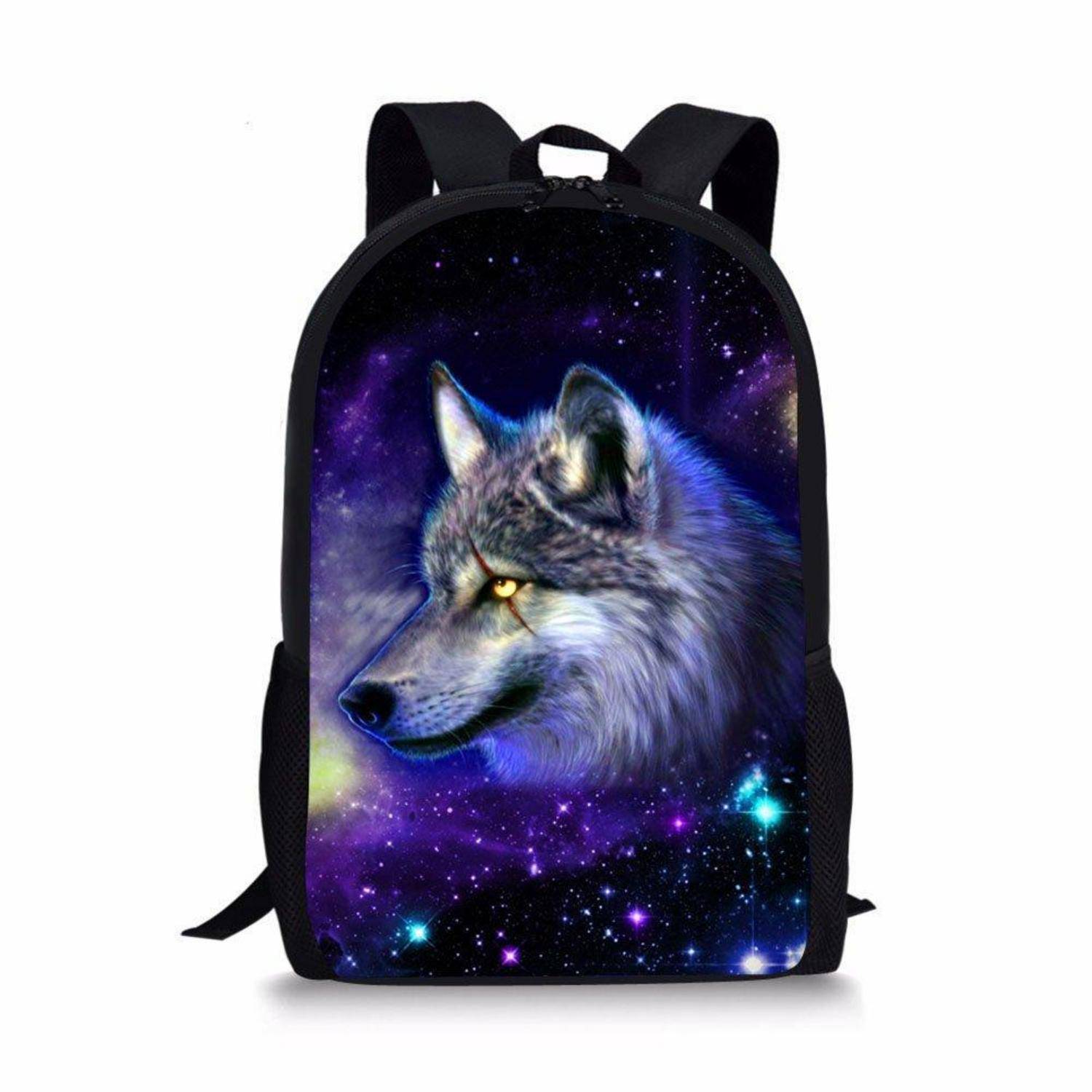 Schwarzer Rucksack mit einem leuchtenden Wolfskopf auf einem violetten, sternenübersäten Galaxie-Hintergrund.