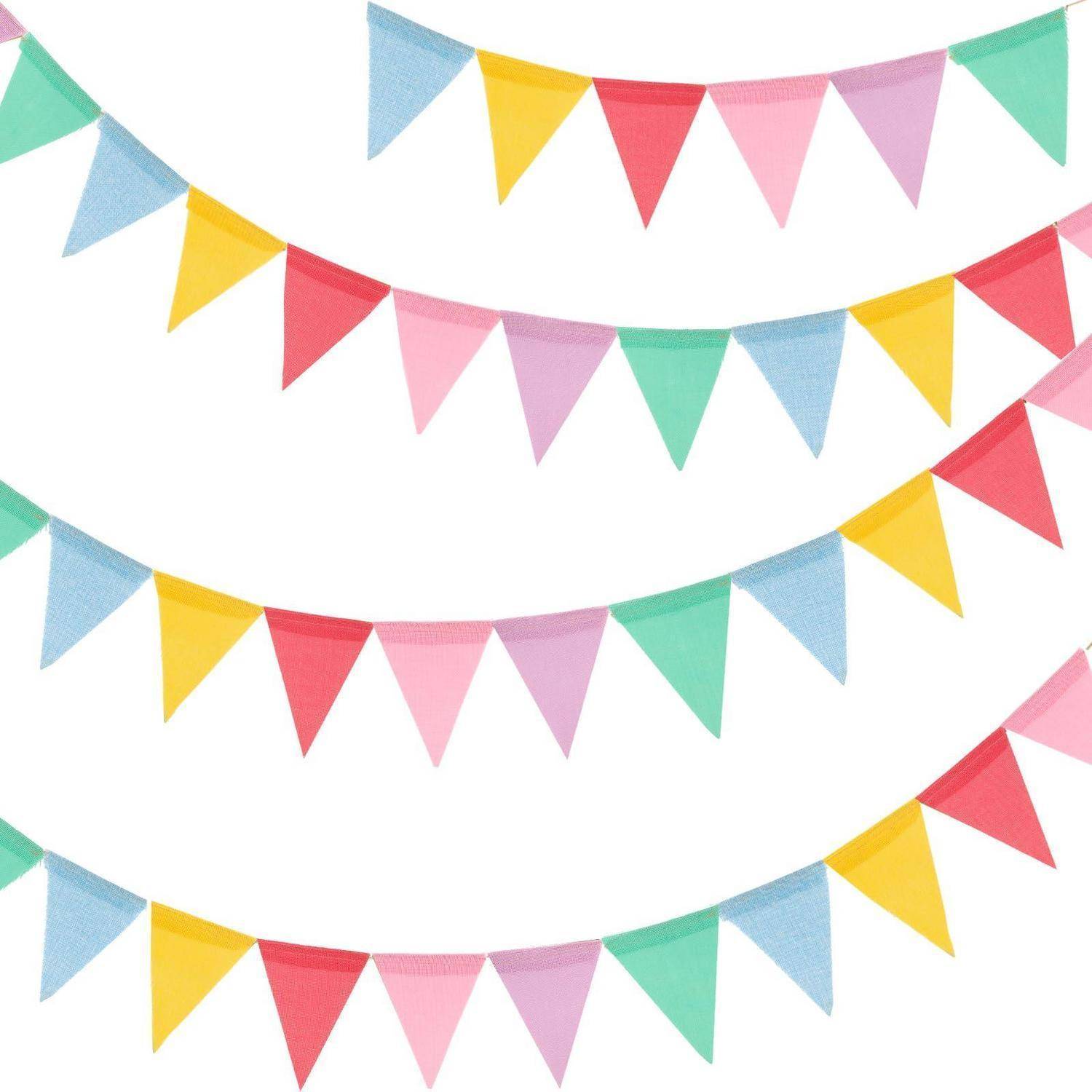 Bunte dreieckige Wimpelketten in Pastellblau, Gelb, Rot, Rosa und Grün hängen über einem weißen Hintergrund.