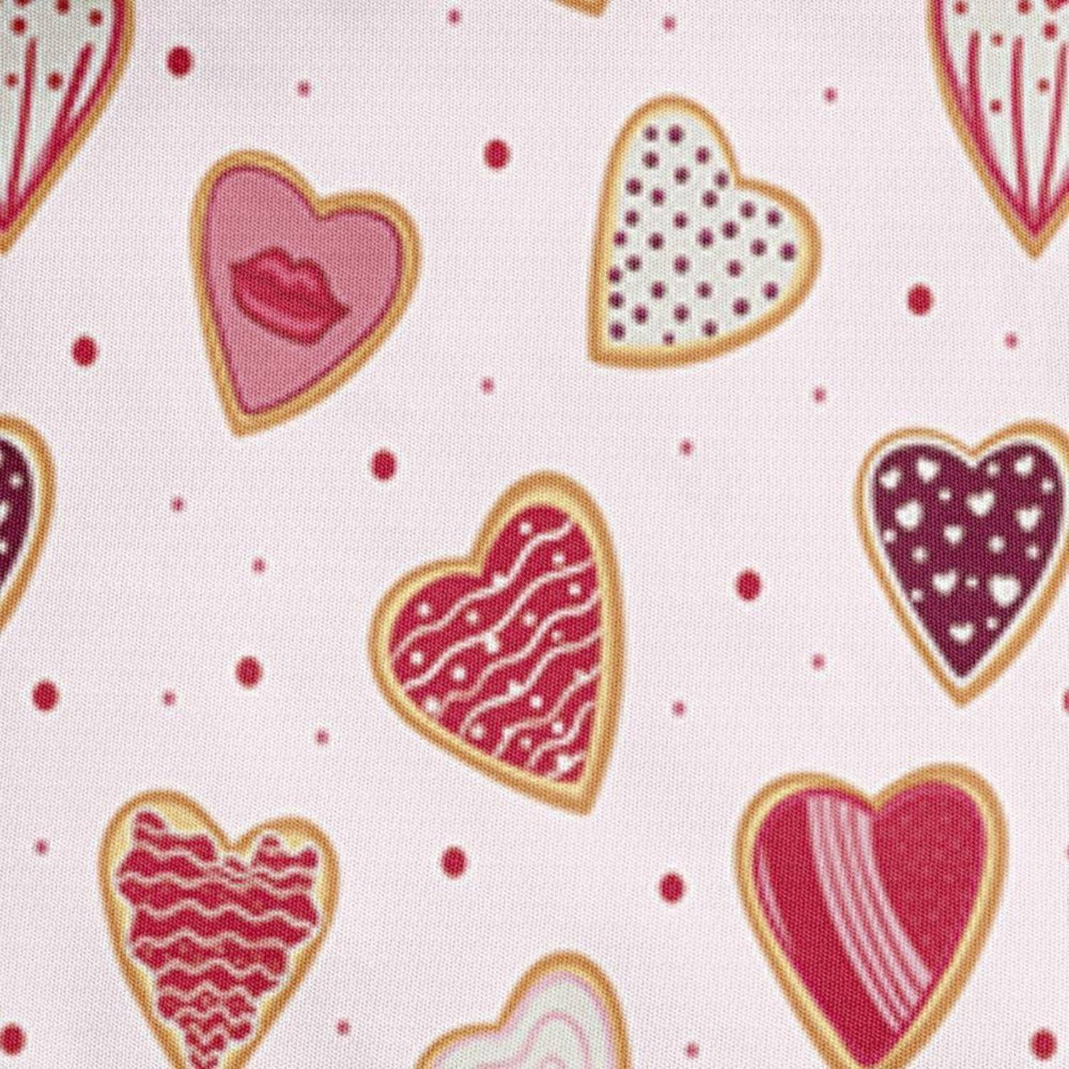 Muster aus sortierten rosa und roten herzförmigen Keksen mit Streuseln und Glasur auf hellem Hintergrund mit verstreuten Punkten.