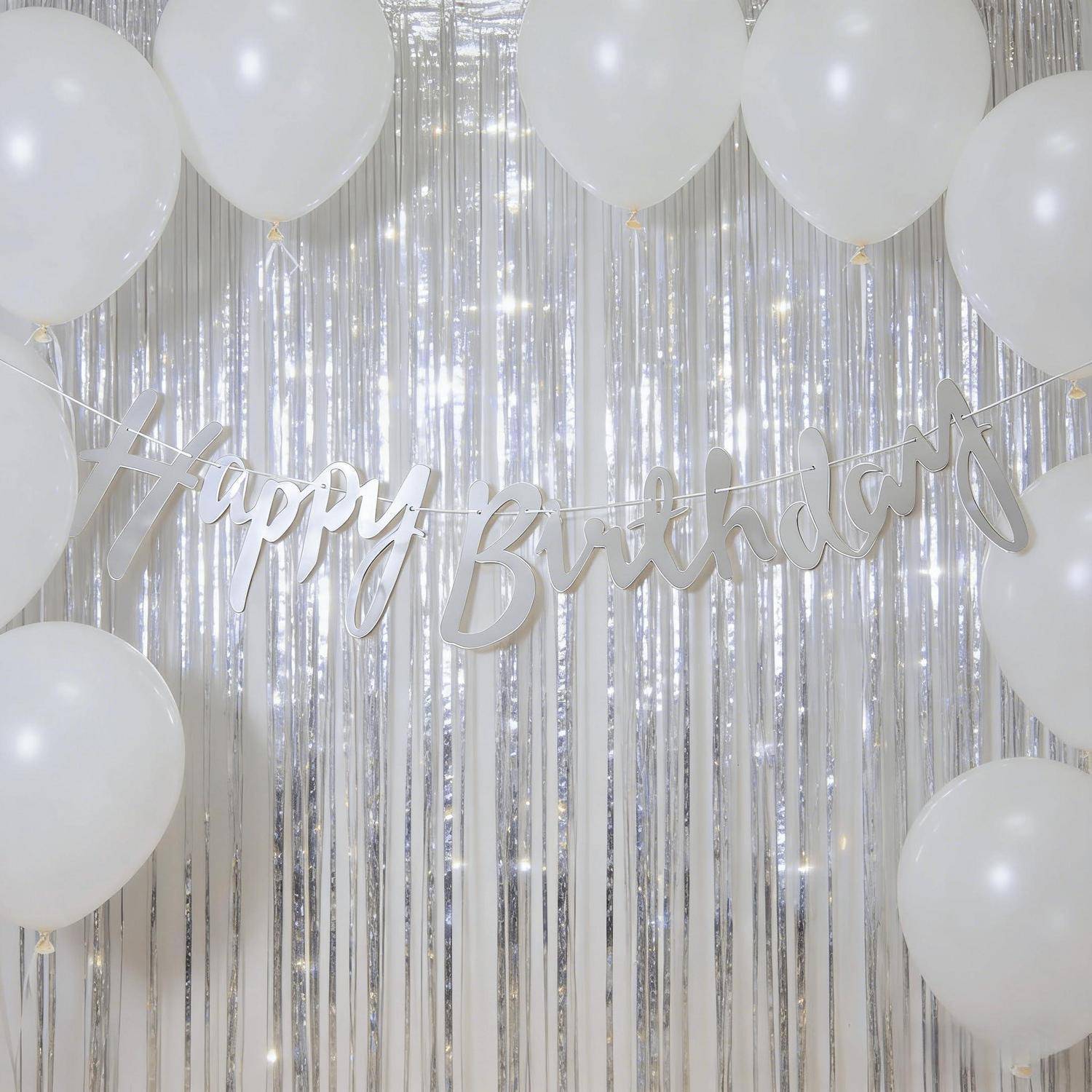Weißer Luftballon-Geburtstagshintergrund mit silbernem Lamettavorhang und geschwungener Schriftzug-Girlande "Alles Gute zum Geburtstag"".