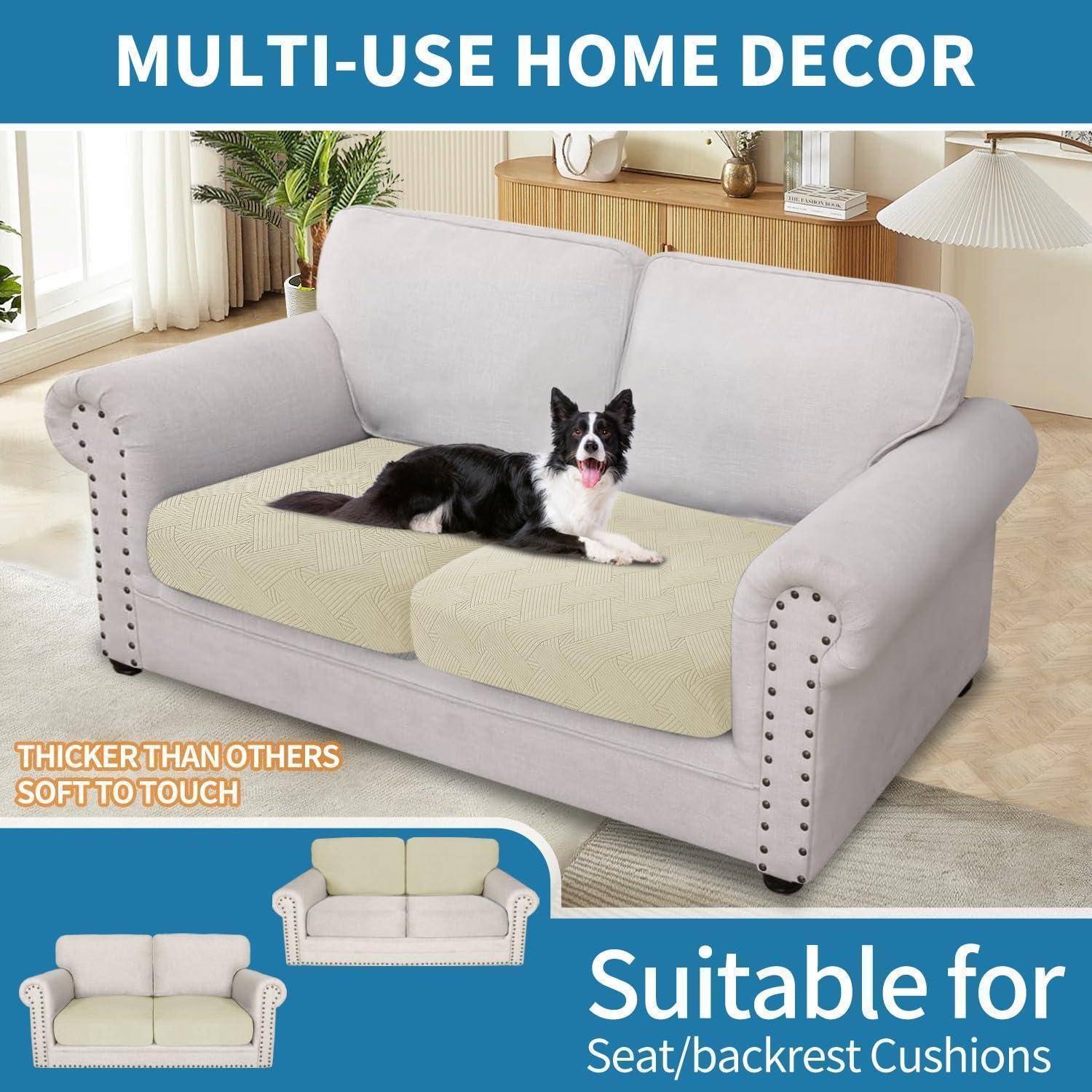 Werbebild einer Sofabezug: Ein Hund sitzt auf einem hellgrauen Sofa mit cremefarbenen Kissen, beschriftet mit „MULTI-USE HOME DECOR