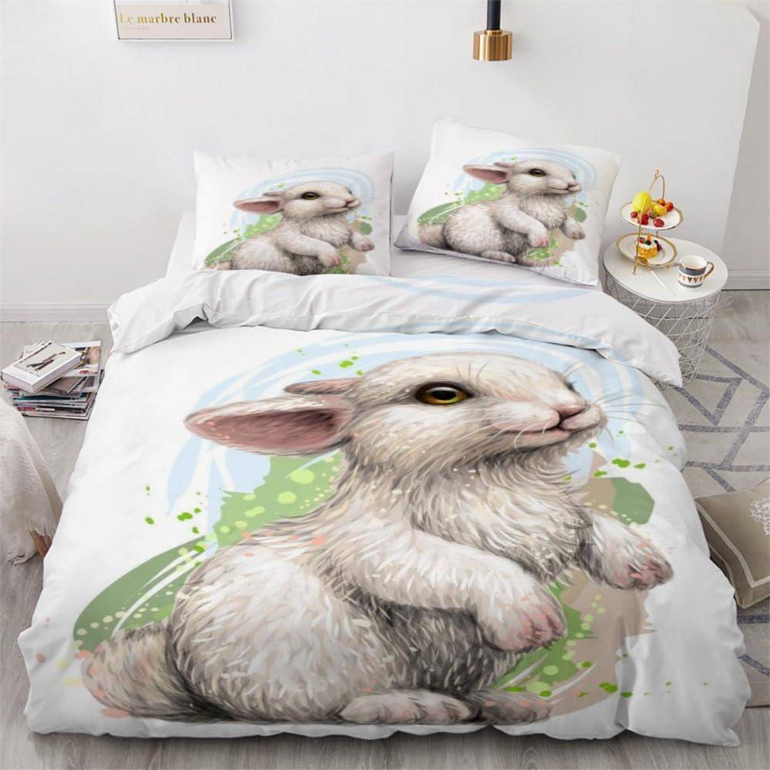 Bett mit Bettdecke im Kaninchen-Druck und passenden Kissenbezügen in einem hellen Schlafzimmer.