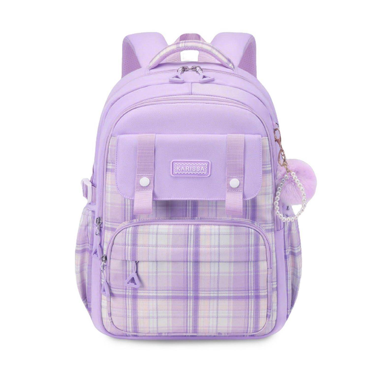 Lavendel-Karo-Rucksack mit Vordertasche, Seitentasche und kleinem flauschigem Schlüsselanhänger auf weißem Hintergrund.