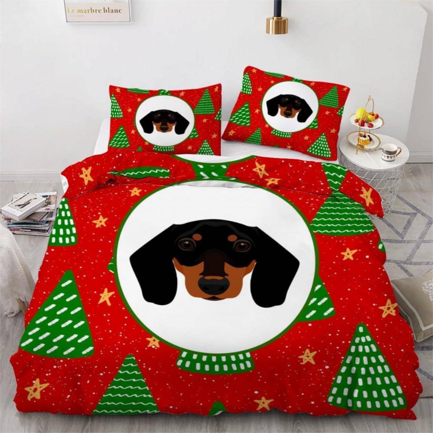 Rotes Weihnachtsbettwäsche-Set mit einer schwarzen Dachshund-Hundeillustration auf der Bettdecke und den Kissen, dekoriert mit grünen Bäumen und Sternen.