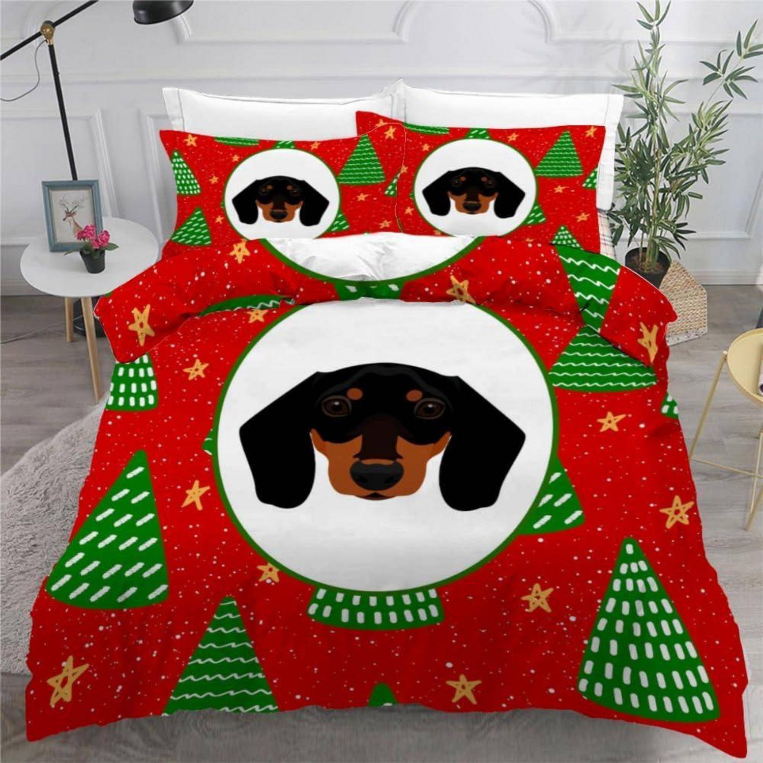 Ein dackelthematisches rot- und grünfarbenes Weihnachtsbettwäsche-Set mit Hundegesicht-Druck auf dem Duvet und den Kissen.