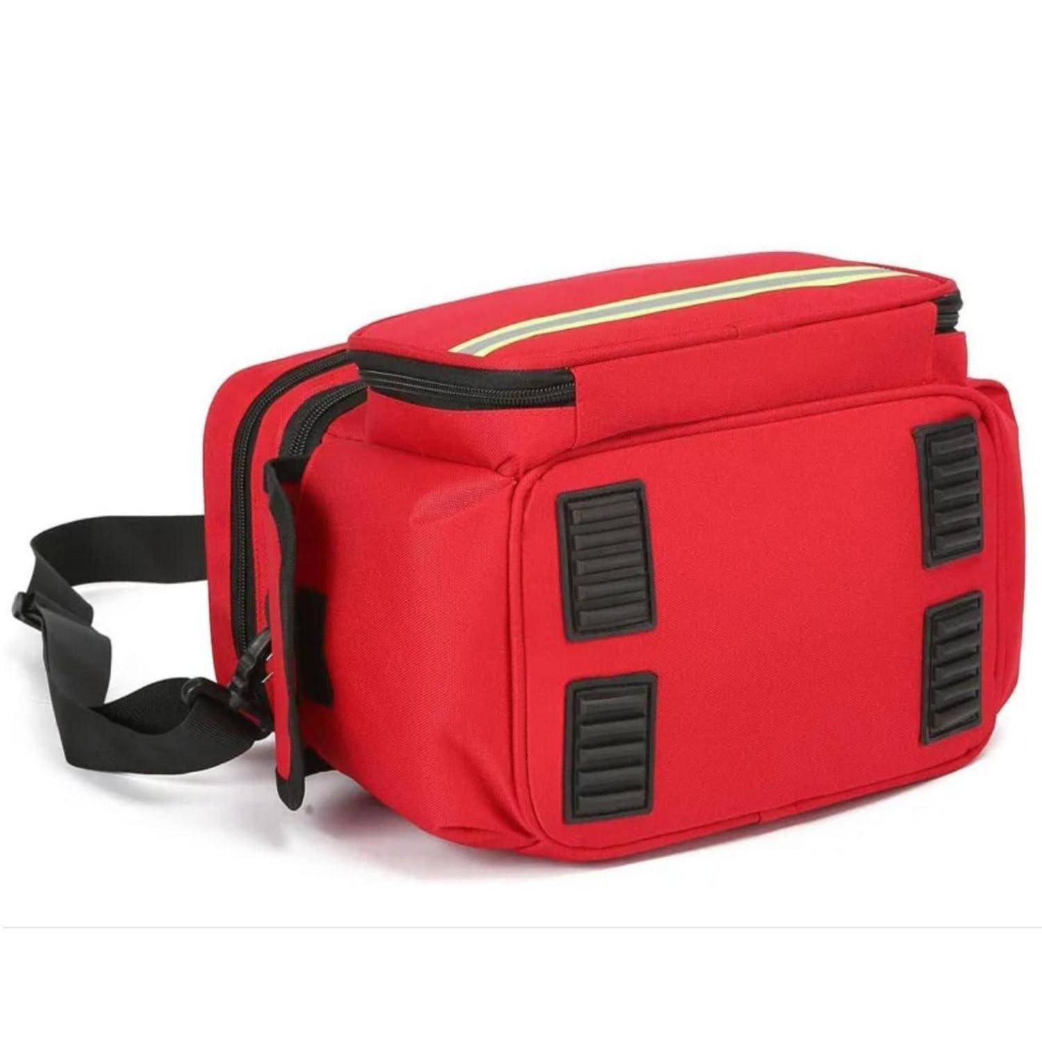 Rote isolierte Schulter-Kühlbox mit schwarzem Riemen und Vordertasche, auf weißem Hintergrund dargestellt.