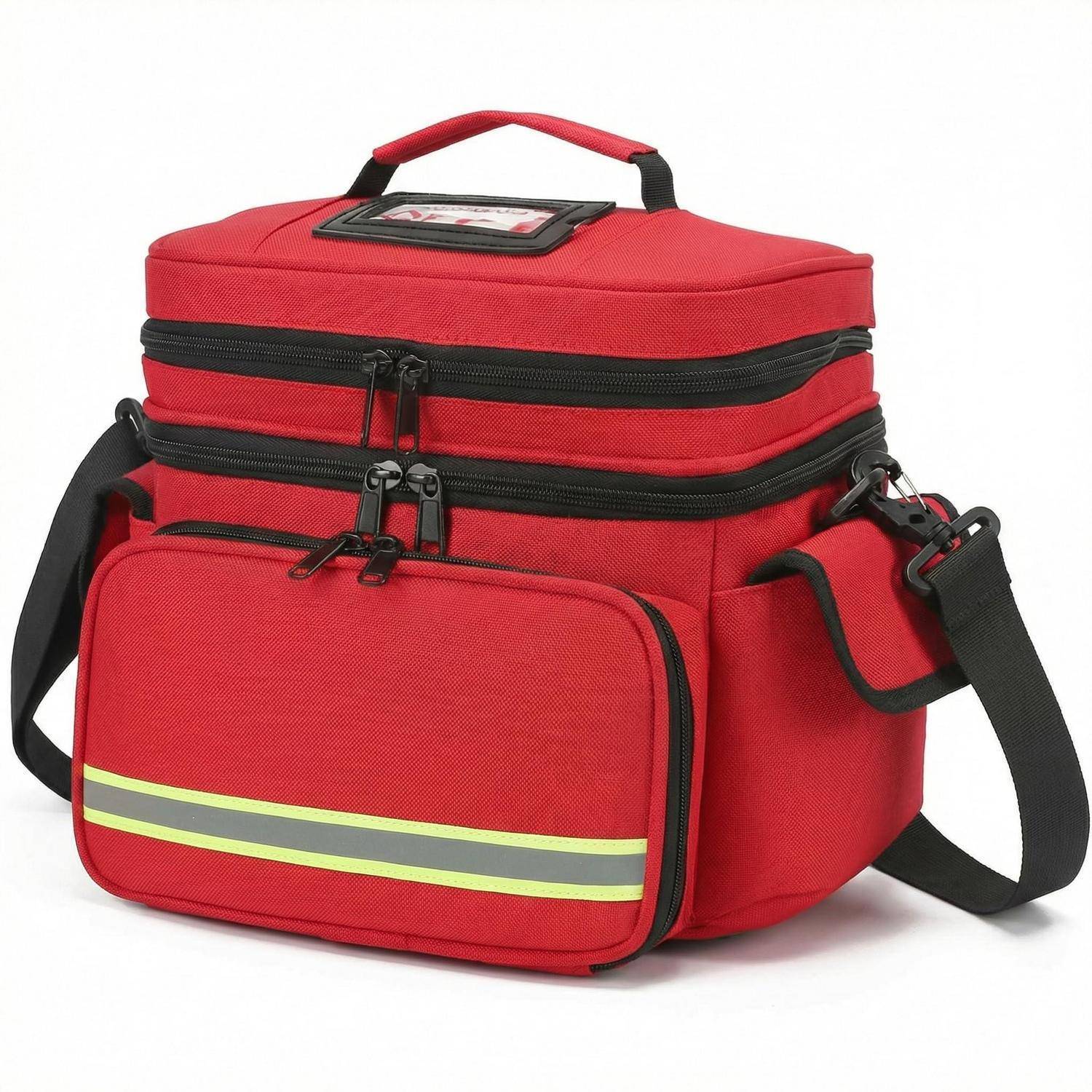 Rote isolierte Kühlertasche mit Vordertasche, schwarzem Schultergurt und Griff oben auf weißem Hintergrund.
