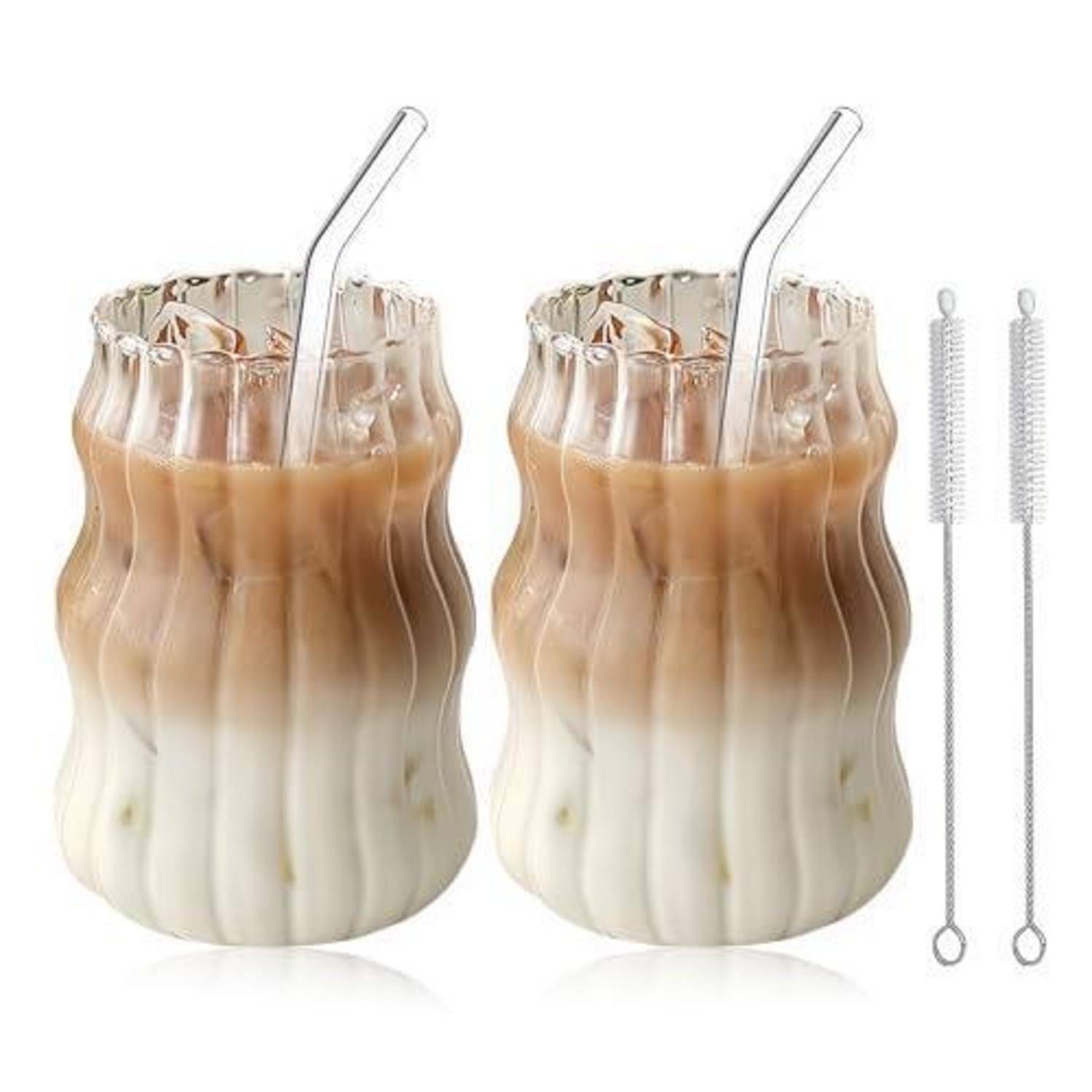 Zwei gerippte Glastumbler mit geschichttem Eiskaffee und Glasstrohhalmen, plus zwei schlanke Reinigungsbürsten auf der rechten Seite.