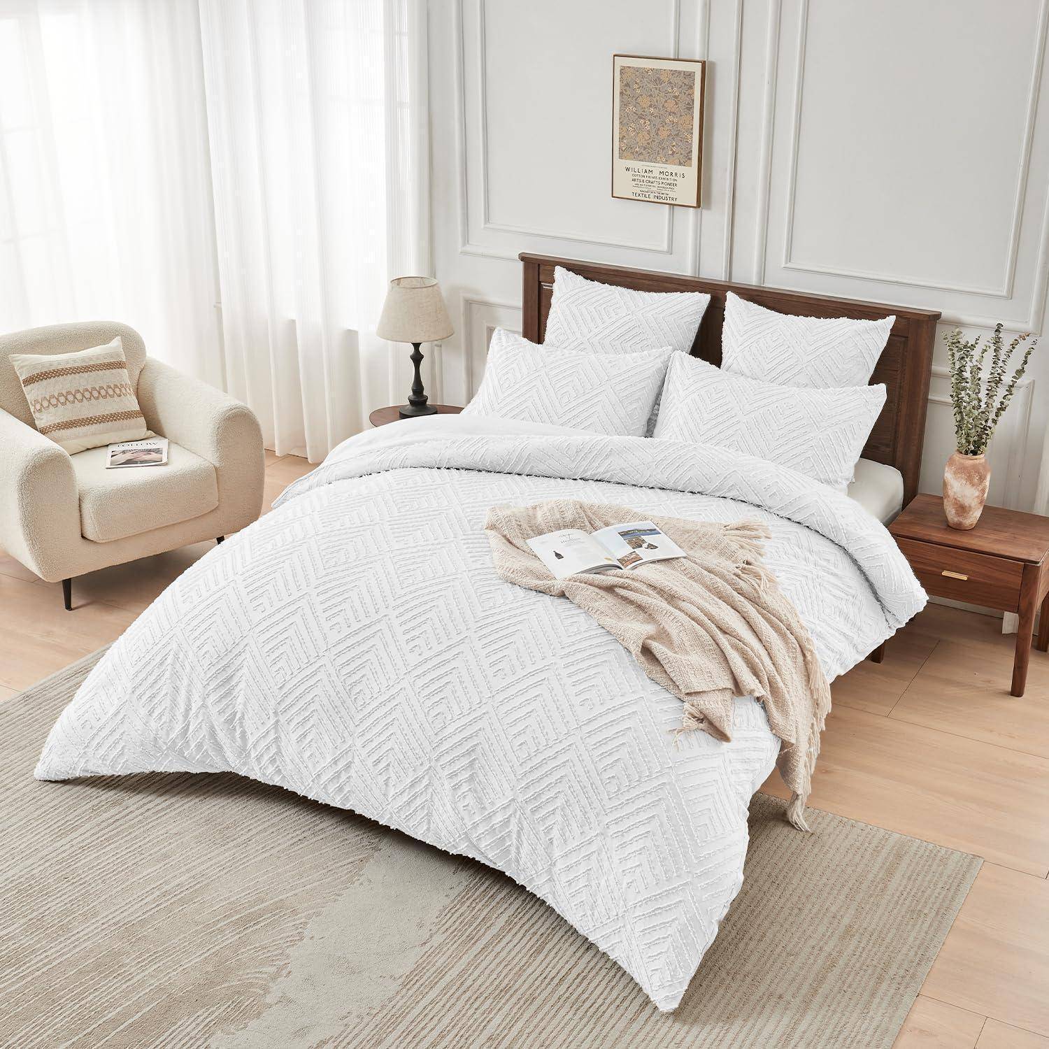 Helles Schlafzimmer mit einem ordentlich gemachten Bett in weißer Bettwäsche, Kopfteil aus Holz, Nachttisch, Sessel, Lampe und einem beigen Teppich.