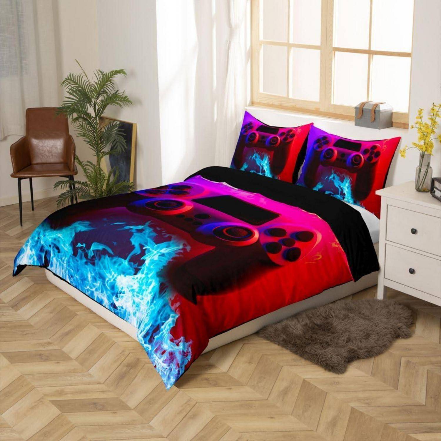 Schlafzimmer mit einem Bett, das mit einer leuchtend roten, schwarzen und blauen Gaming-Themen-Bettwäsche und passenden Kissen bezogen ist, neben einem Nachttisch und einem Fenster.