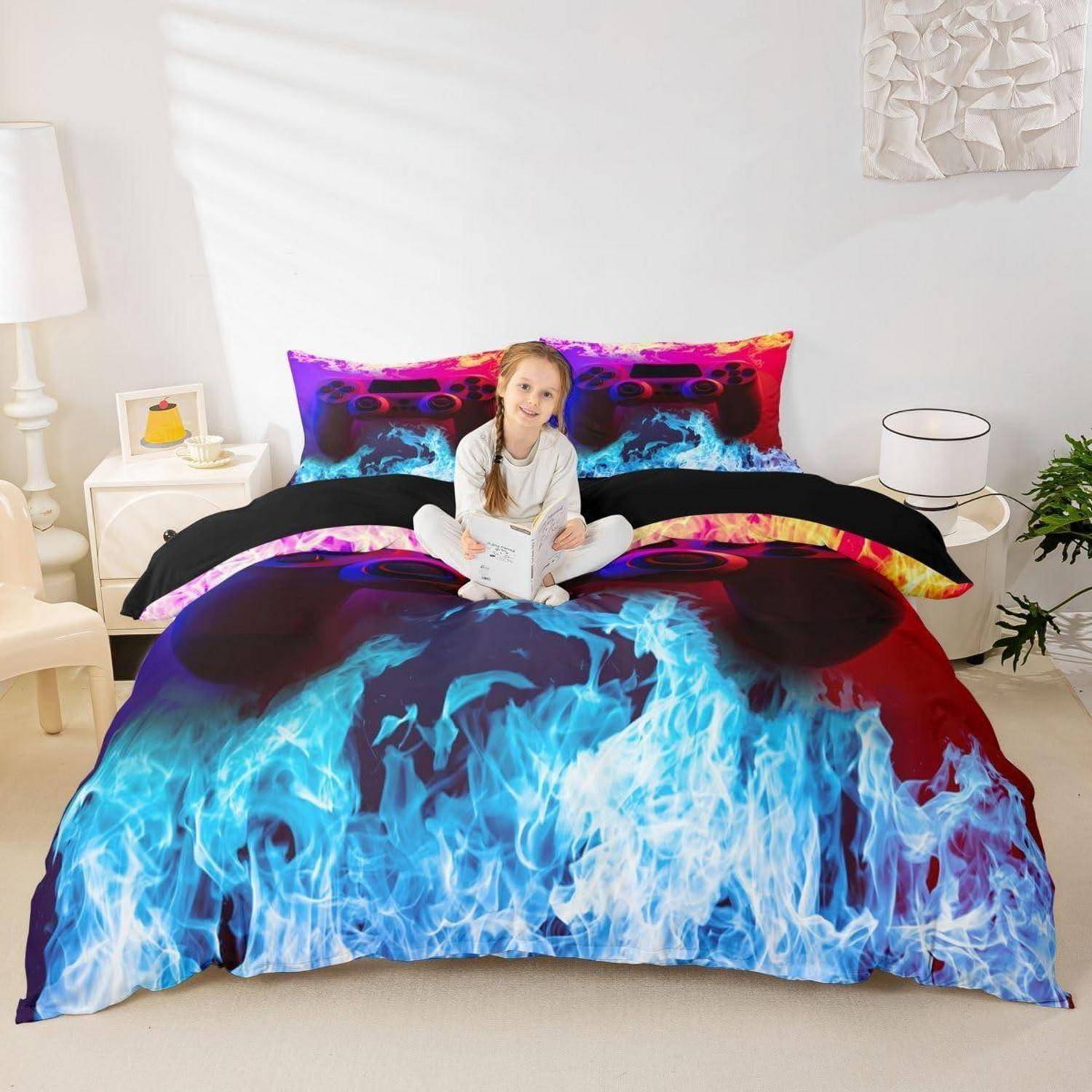 Ein junges Mädchen sitzt auf einem Bett mit auffälligen blau-, lila- und rotfarbenen Flammenmuster-Bettwäscheset in einem hellen Schlafzimmer.