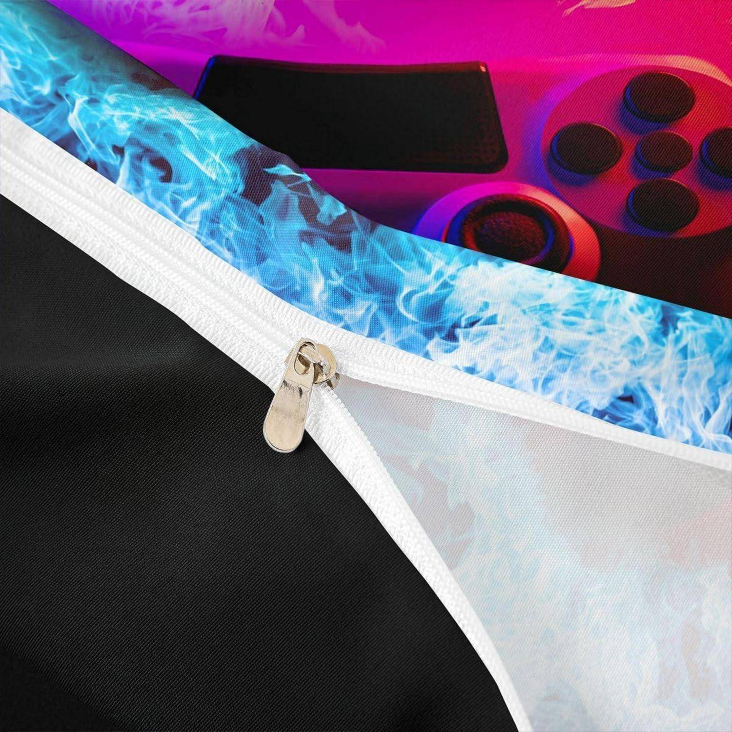 Nahaufnahme eines weißen, mit Reißverschluss verschlossenen Beutels oder einer Tasche mit blauem Flammenmuster, teilweise geöffnet, um einen Spielcontroller und ein rosa beleuchtetes Gaming-Setup zu zeigen.