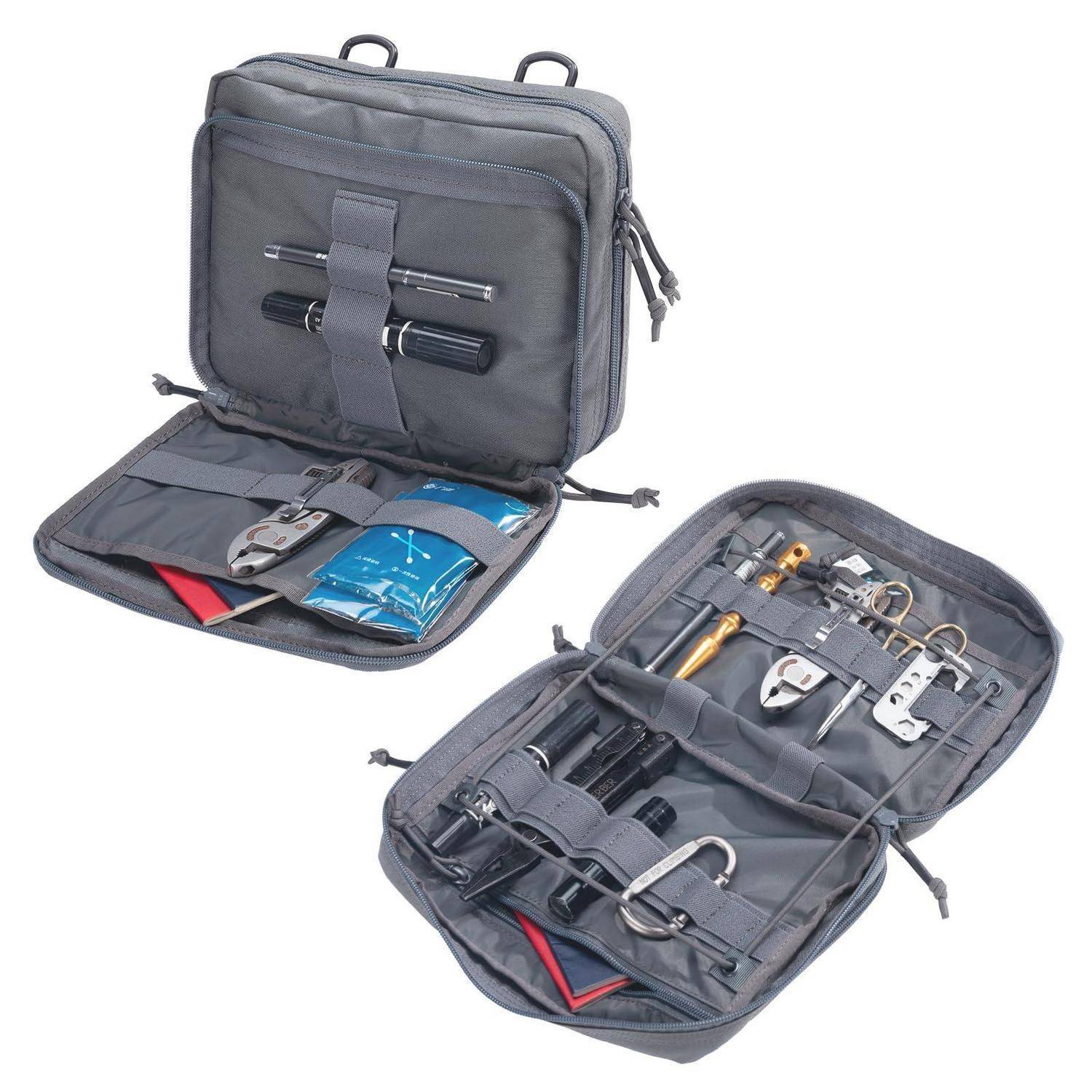 Offene taktische Organizer-Tasche mit mehreren Fächern, die Werkzeuge, Taschenlampen, Kabel und kleine Ausrüstung enthält, auf weißem Hintergrund dargestellt.